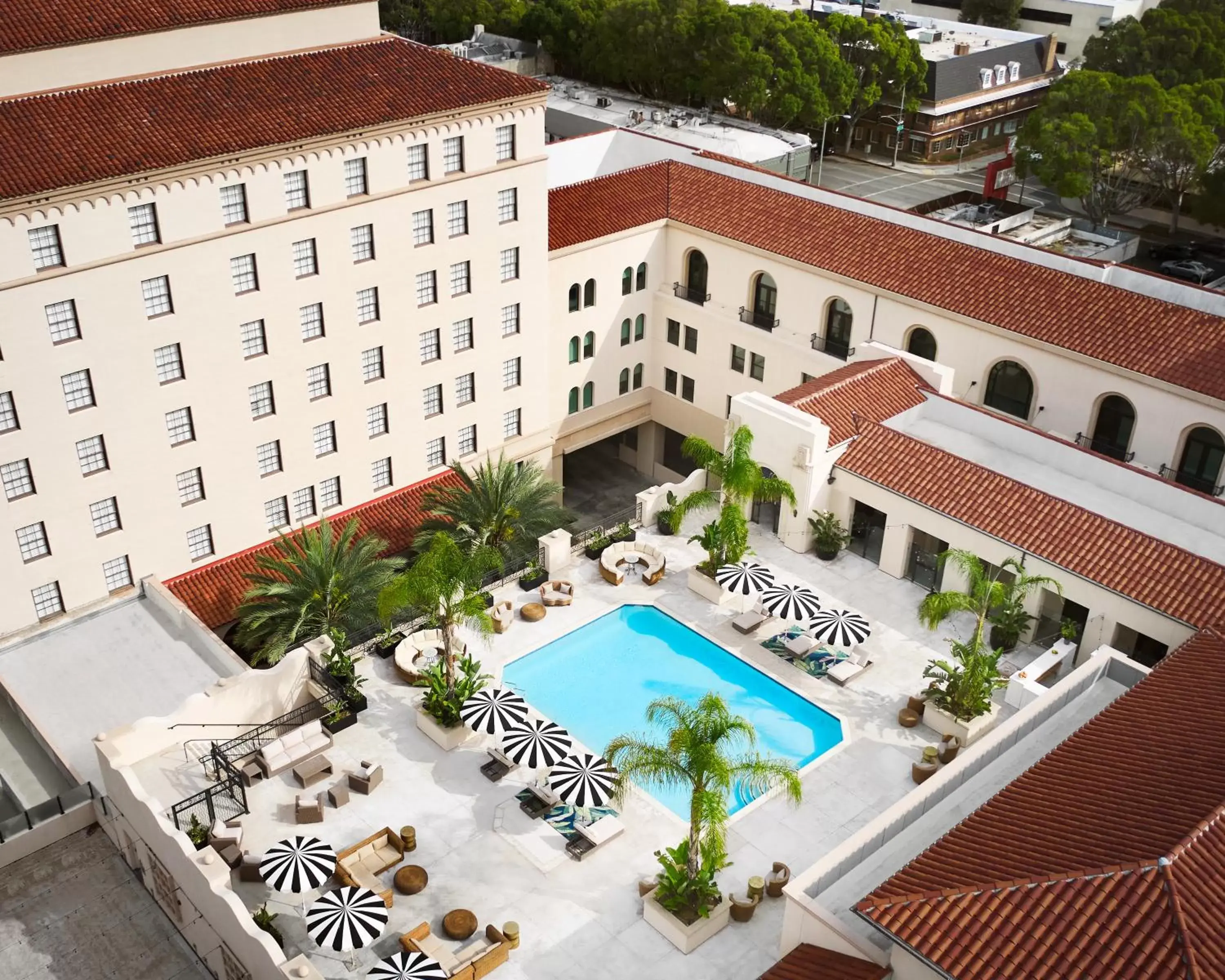 Patio, Pool View in Pasadena Hotel & Pool