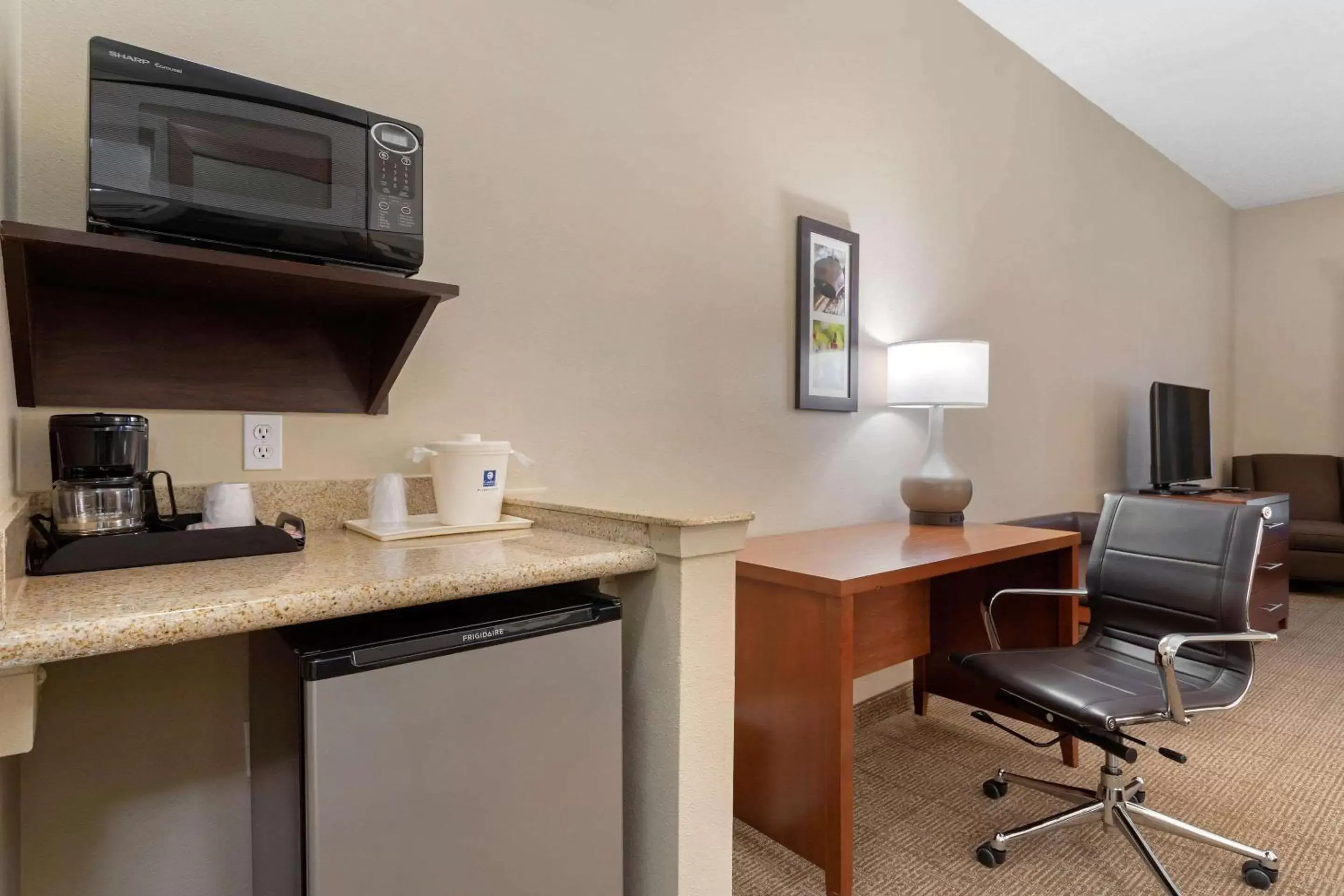 Photo of the whole room, Kitchen/Kitchenette in Comfort Inn & Suites Port Arthur-Port Neches