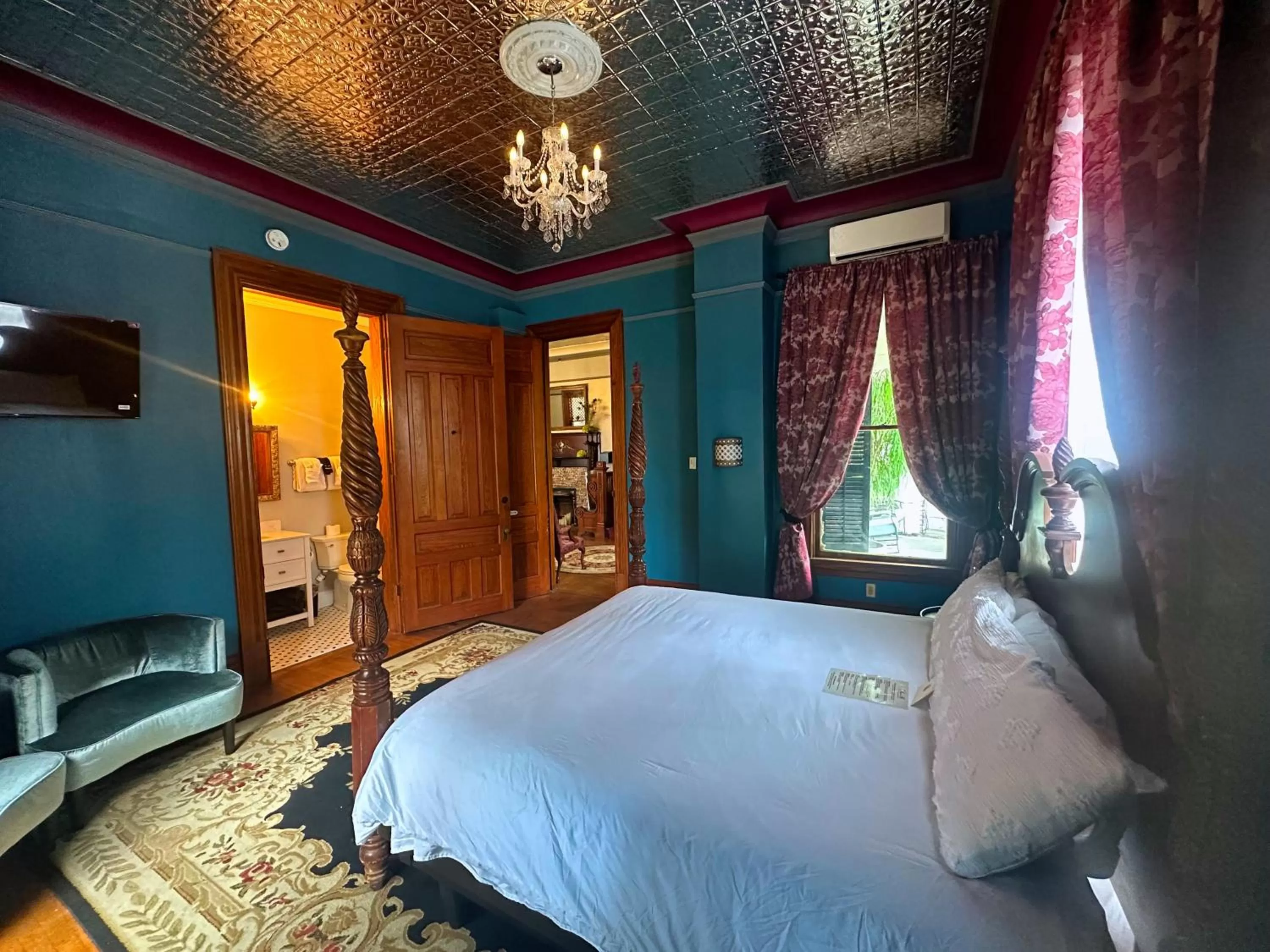 Photo of the whole room, Bed in The Mansion on 17th, formerly Schaefer Haus