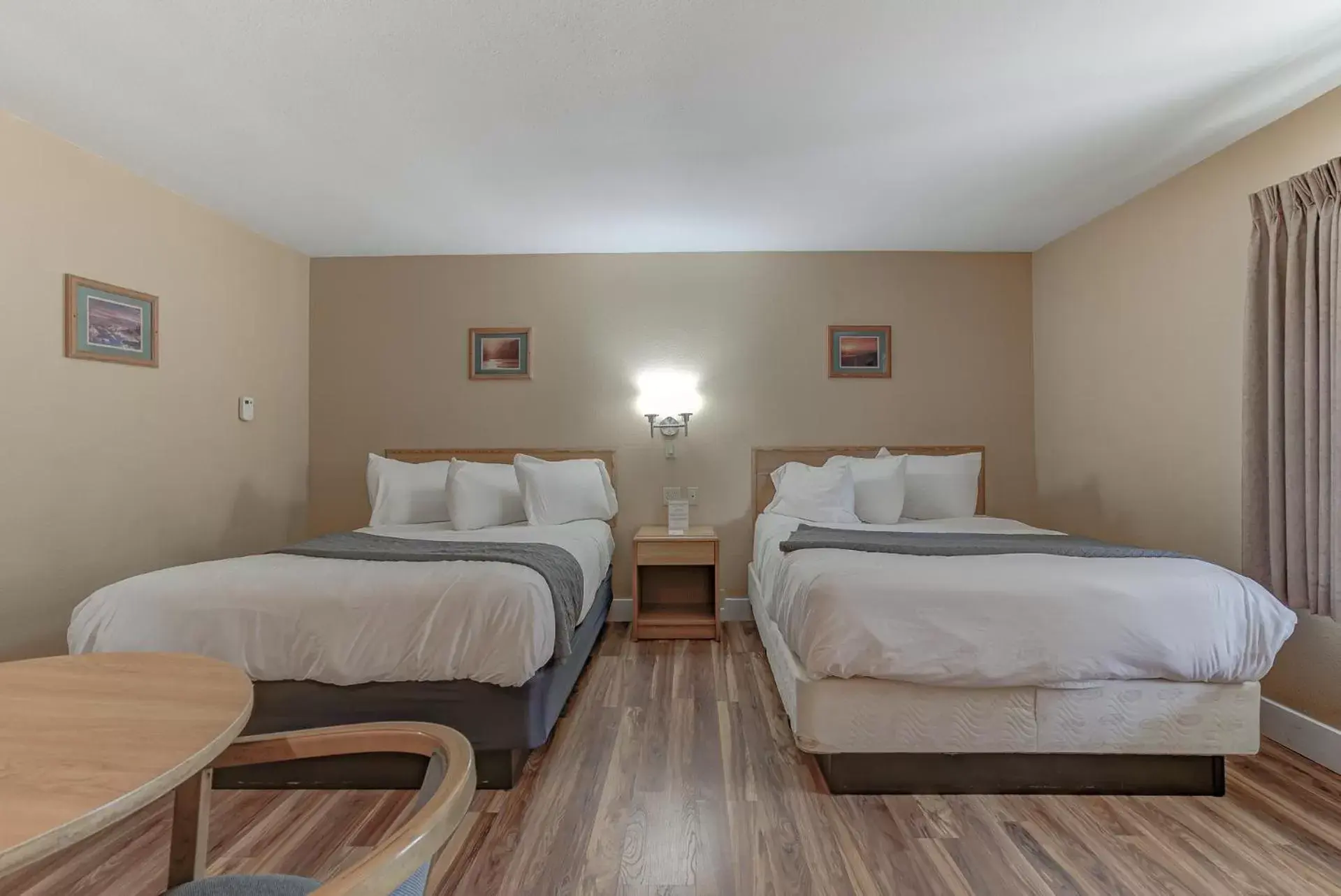 Bed in Shasta Pines Motel & Suites