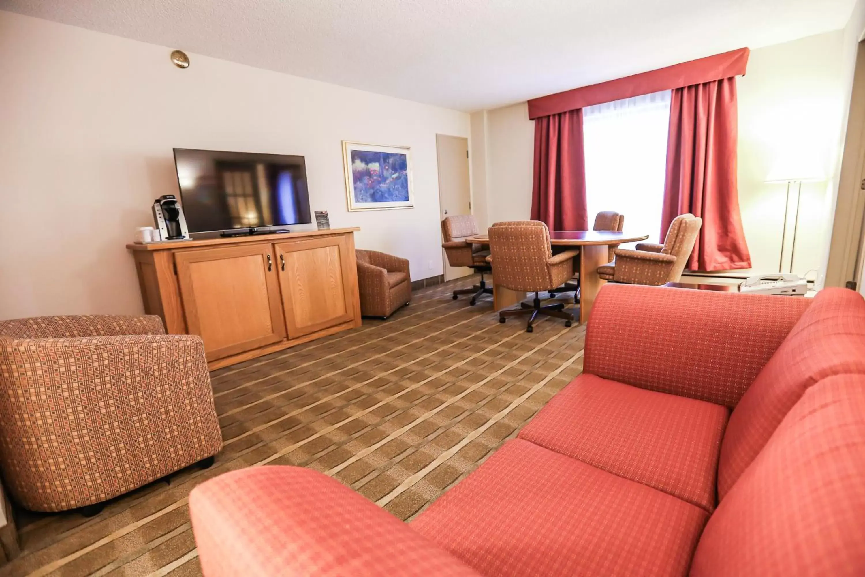 Bedroom, Seating Area in Hôtels Gouverneur Trois-Rivières