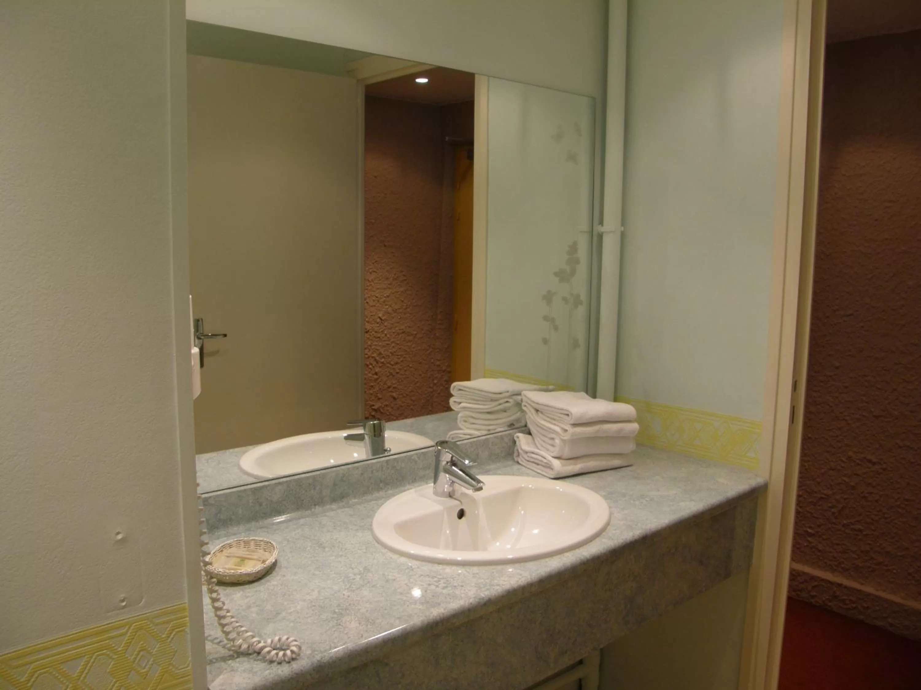 Bathroom in Logis Hotel L'ange Couronne