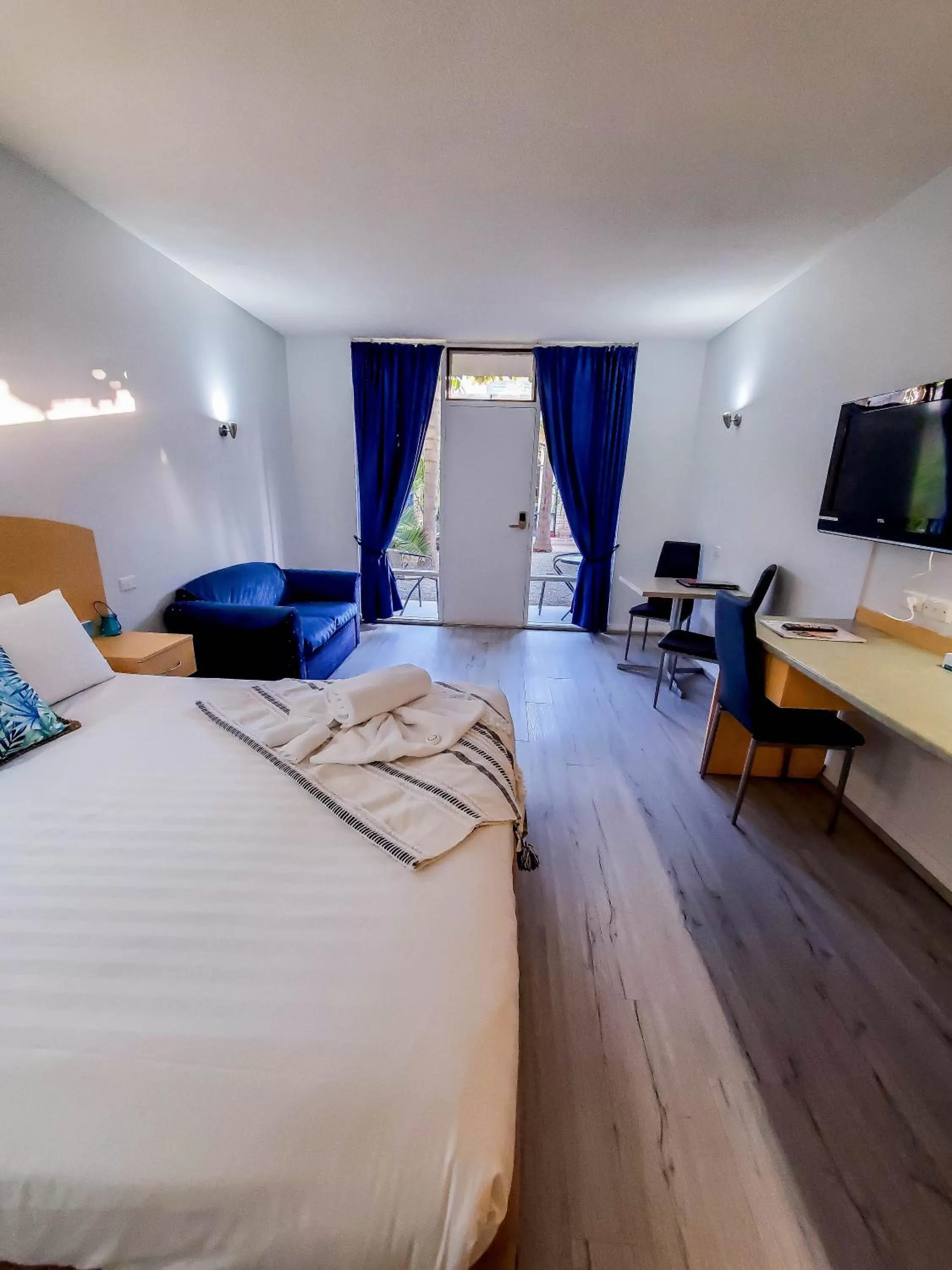 Photo of the whole room, Bed in Sandors Motor Inn