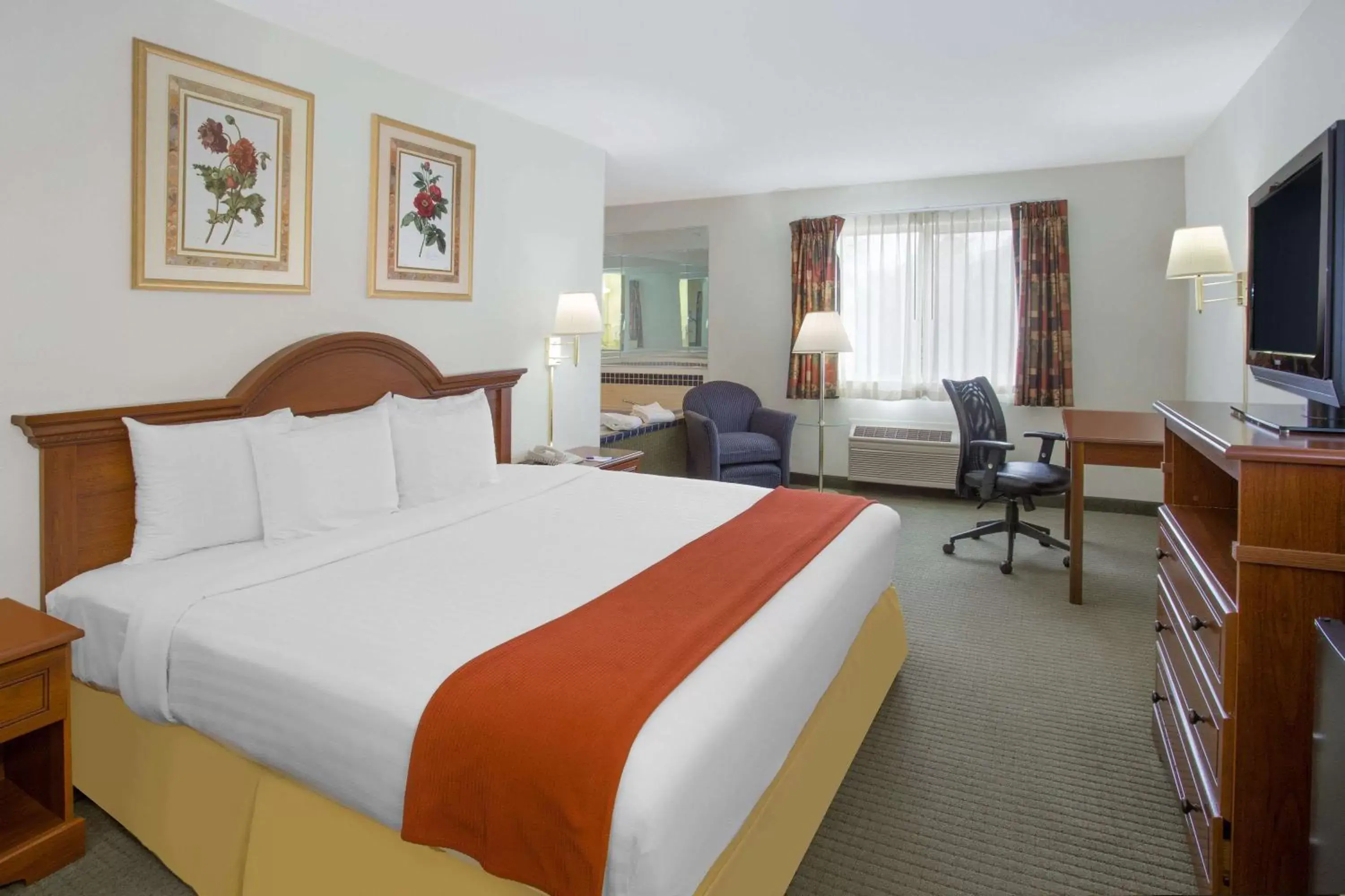 Photo of the whole room, Bed in Baymont by Wyndham Freeport