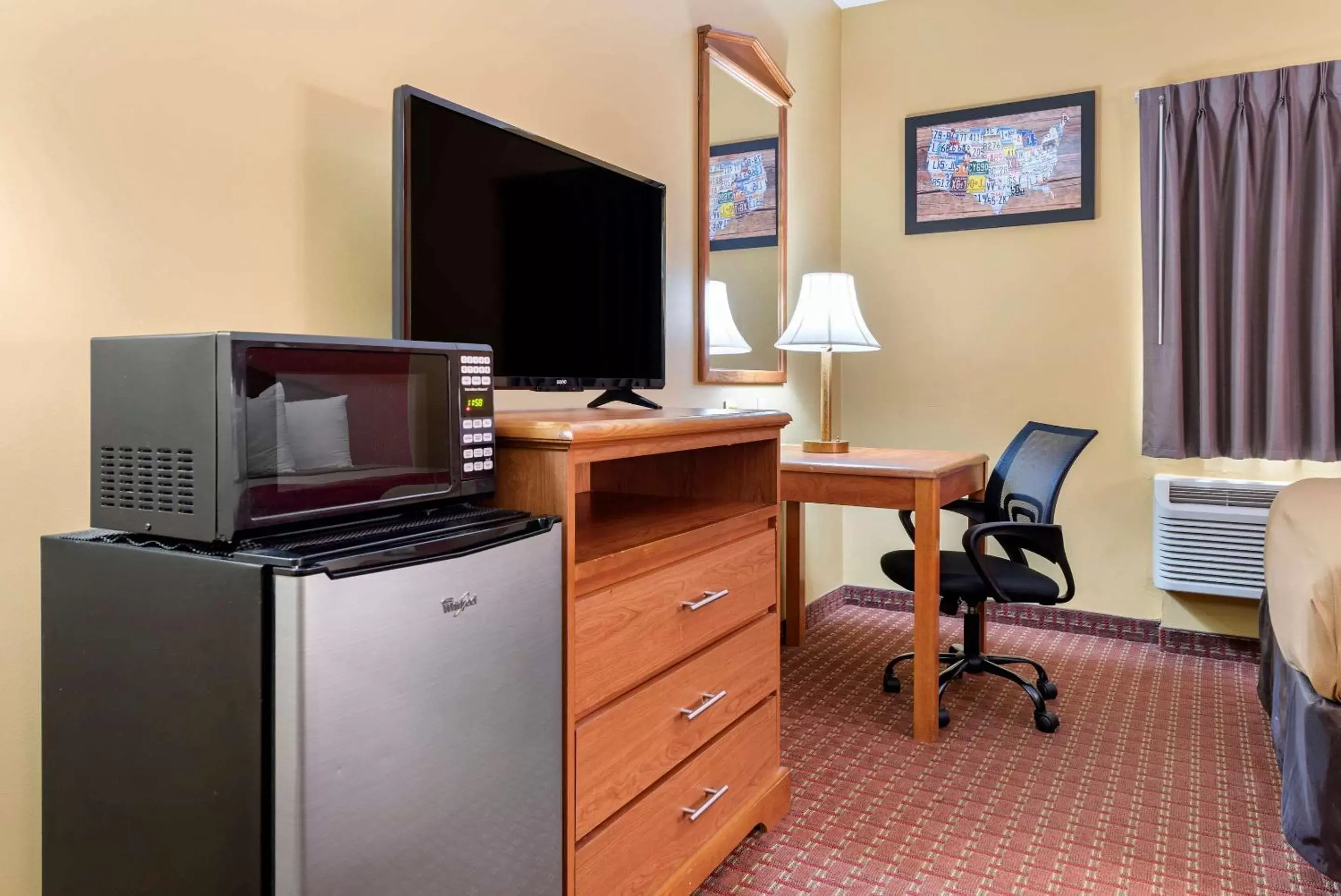 Photo of the whole room, TV/Entertainment Center in Econo Lodge Airport Louisville