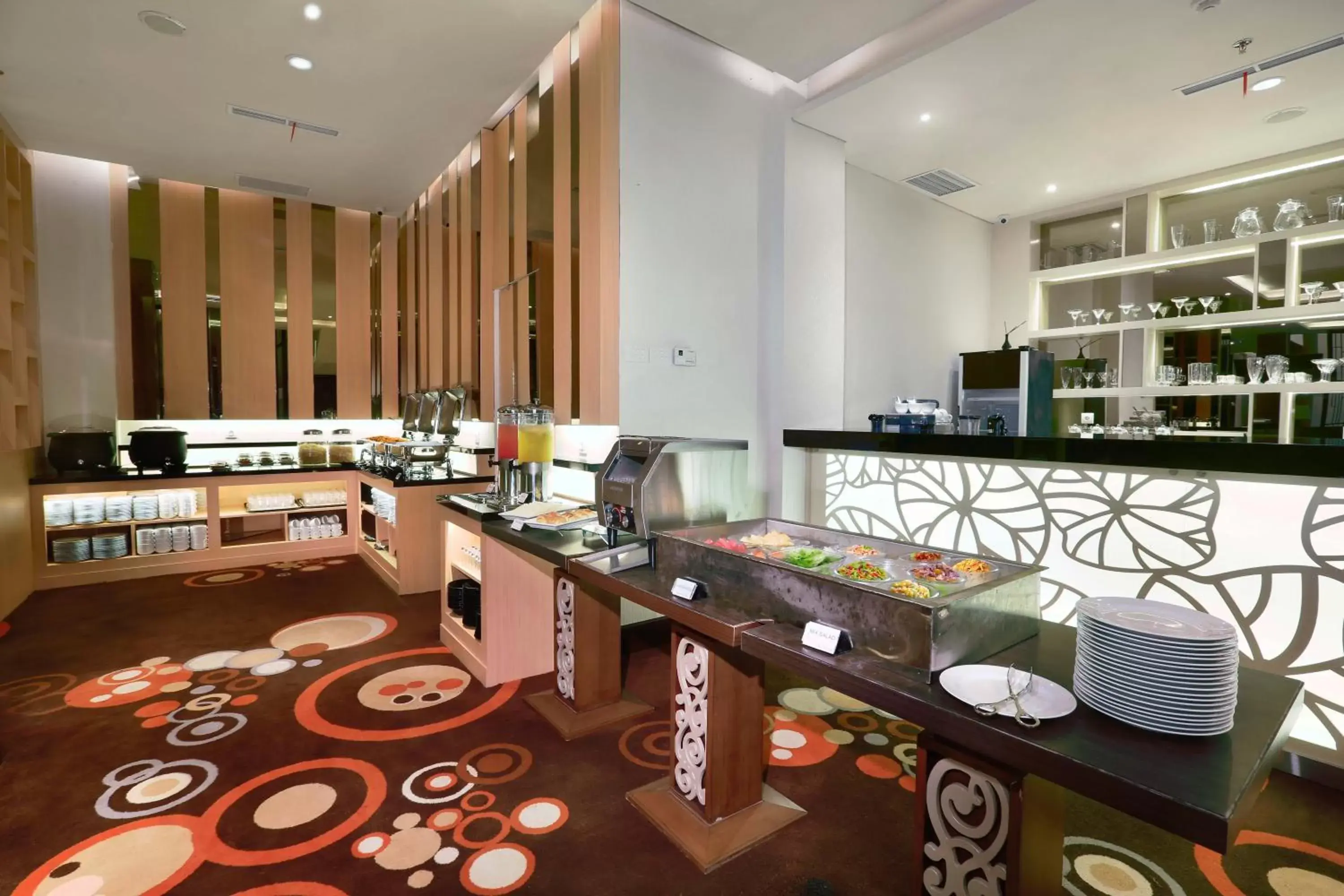 Restaurant/places to eat, Kitchen/Kitchenette in Hotel Neo+ Balikpapan by ASTON