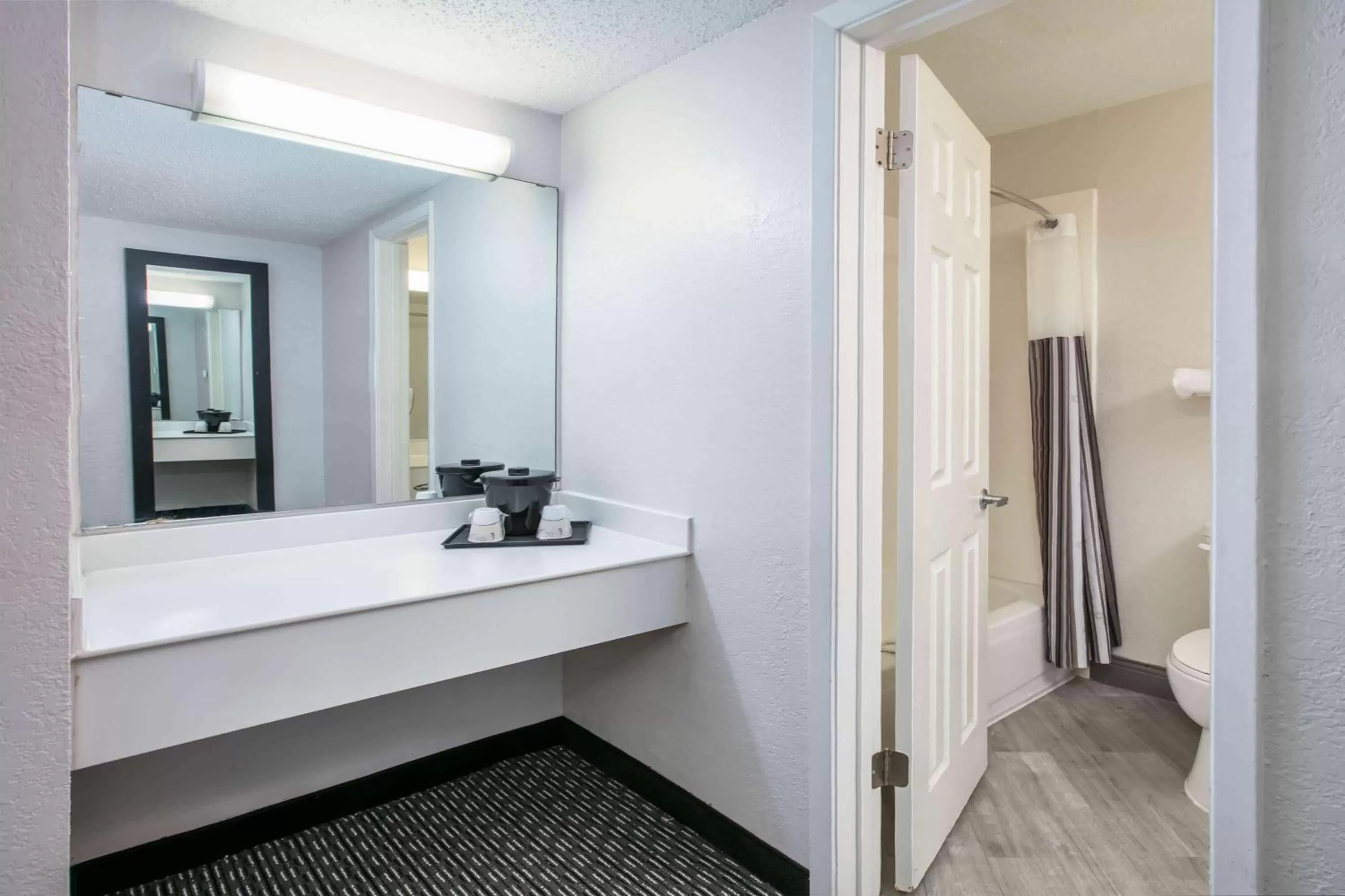 Bathroom in La Quinta Inn by Wyndham Dallas Uptown