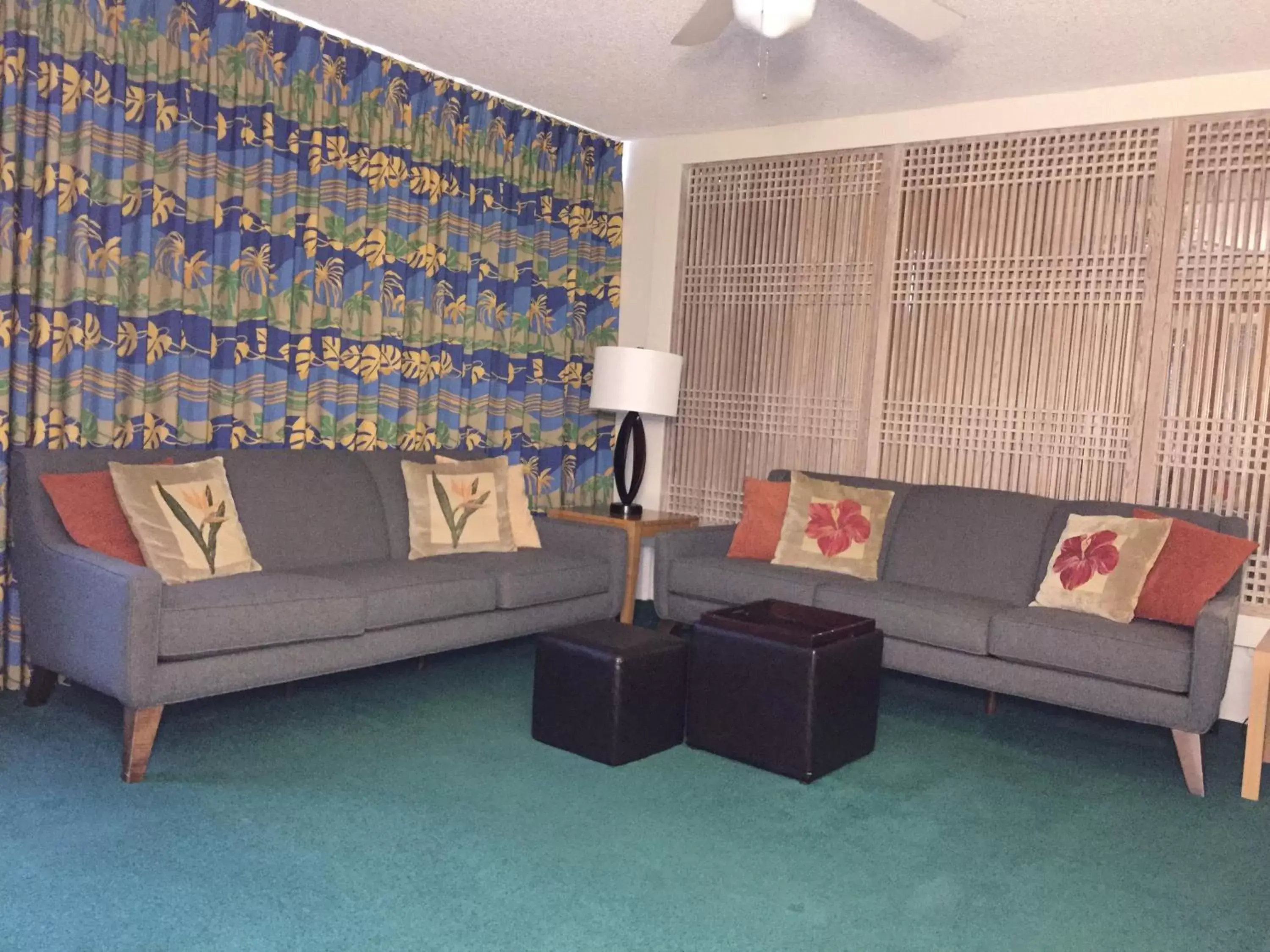 Living room, Seating Area in Kuhio Banyan Hotel (with Kitchenettes)