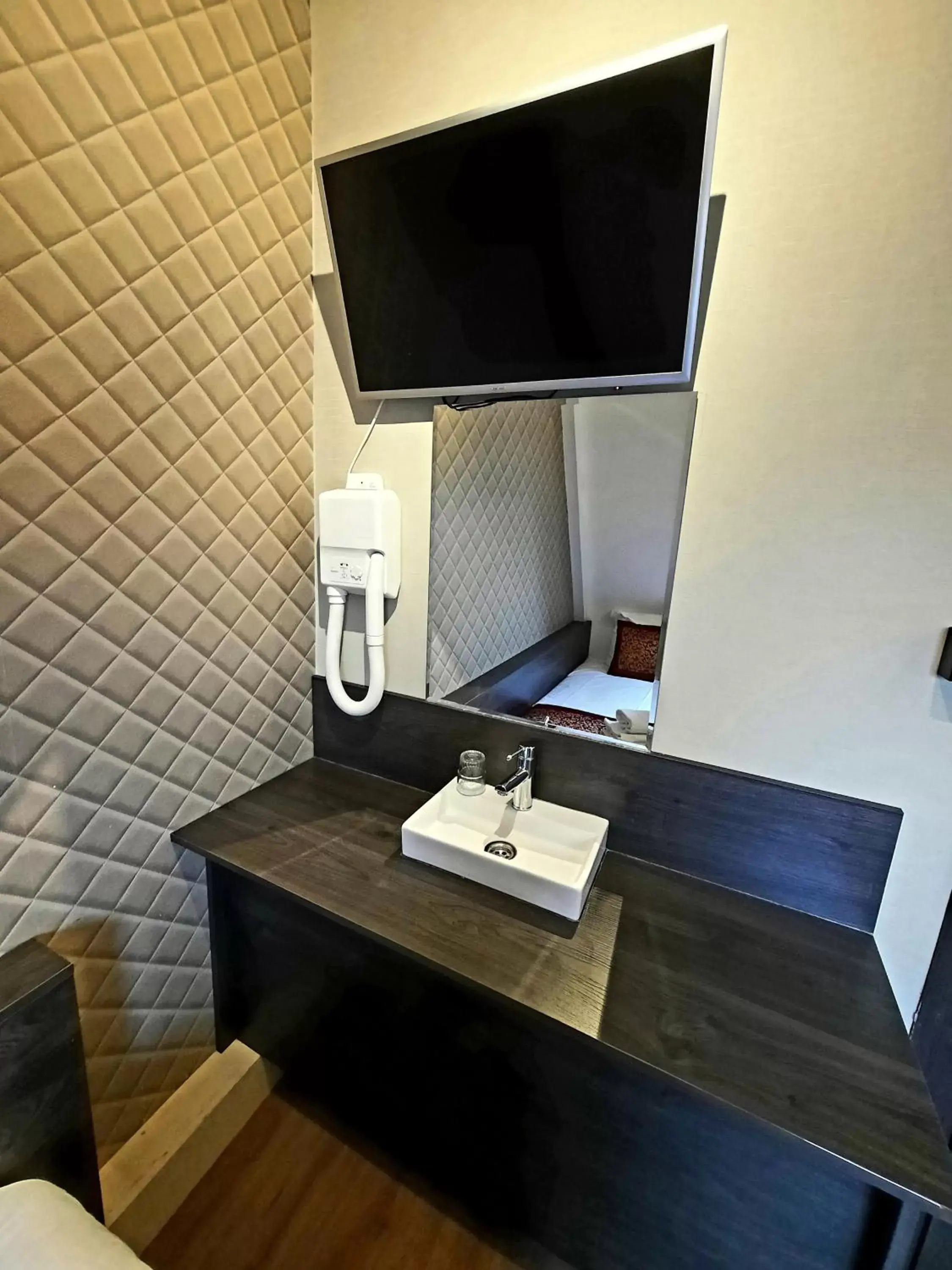 TV and multimedia, Bathroom in Hotel Washington