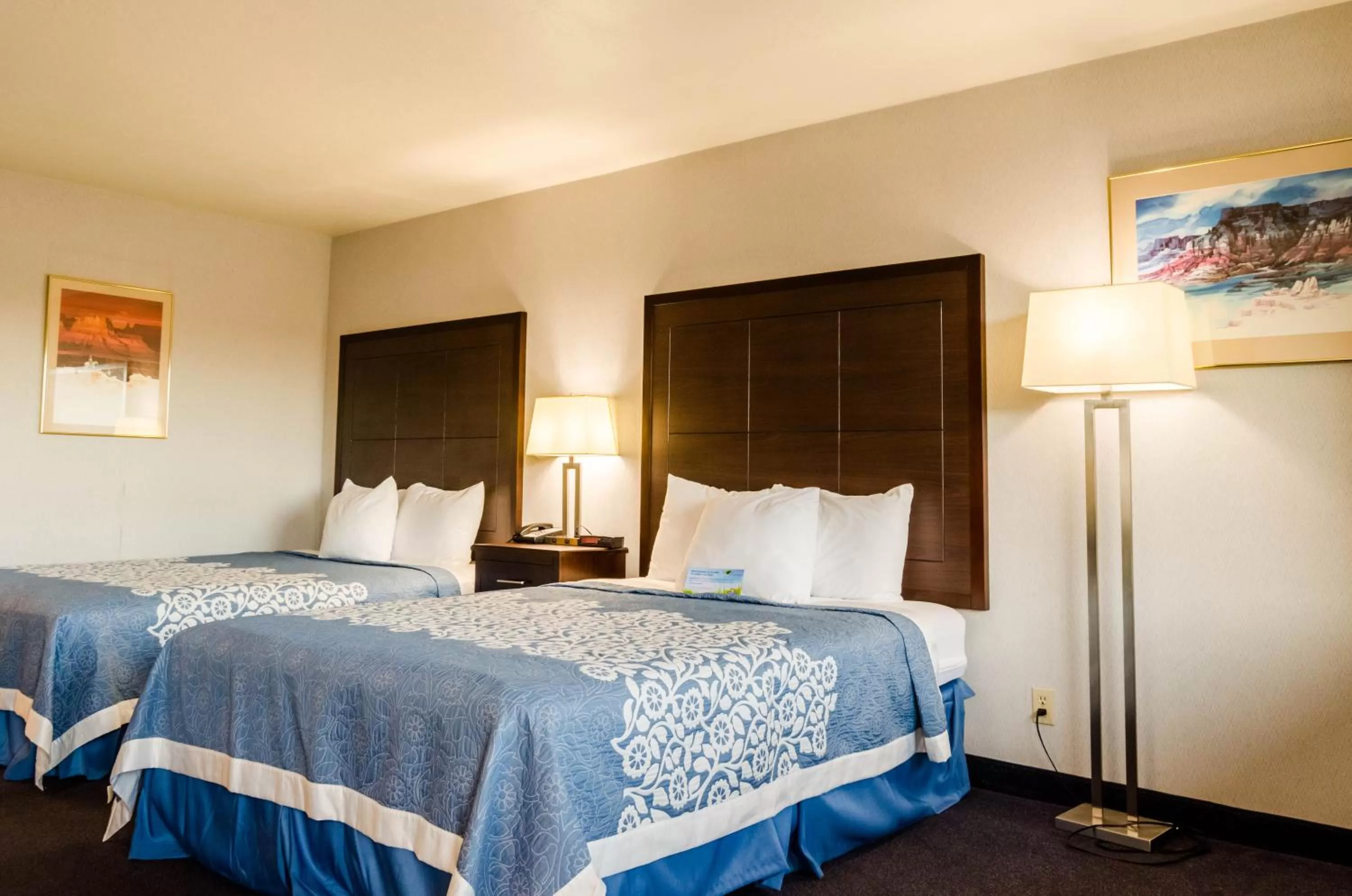 Bed in Econo Lodge Panguitch near Bryce Canyon