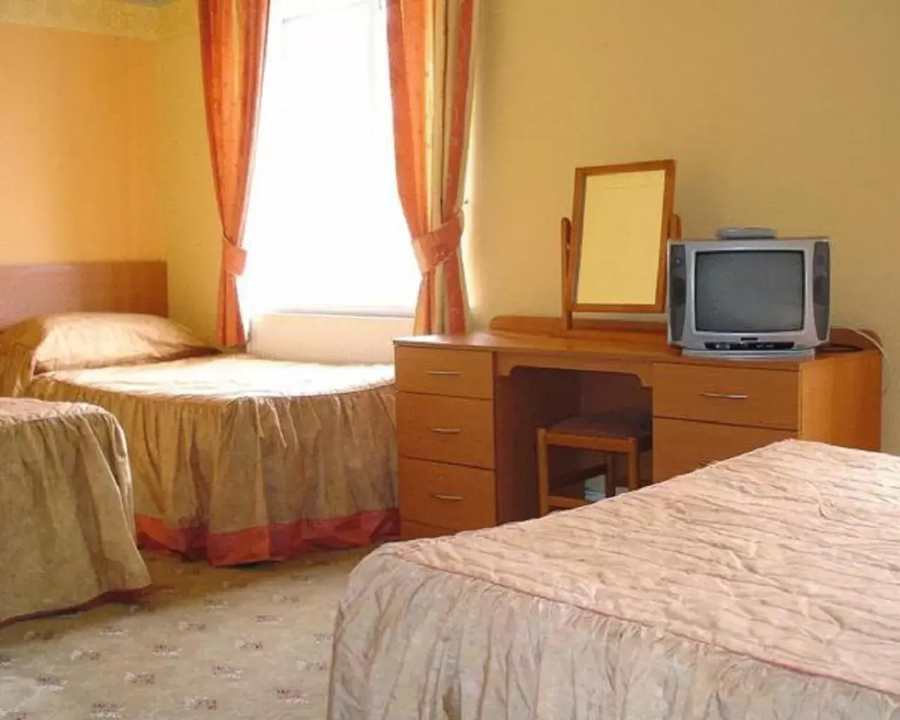 Bed, TV/Entertainment Center in The Grand Hotel