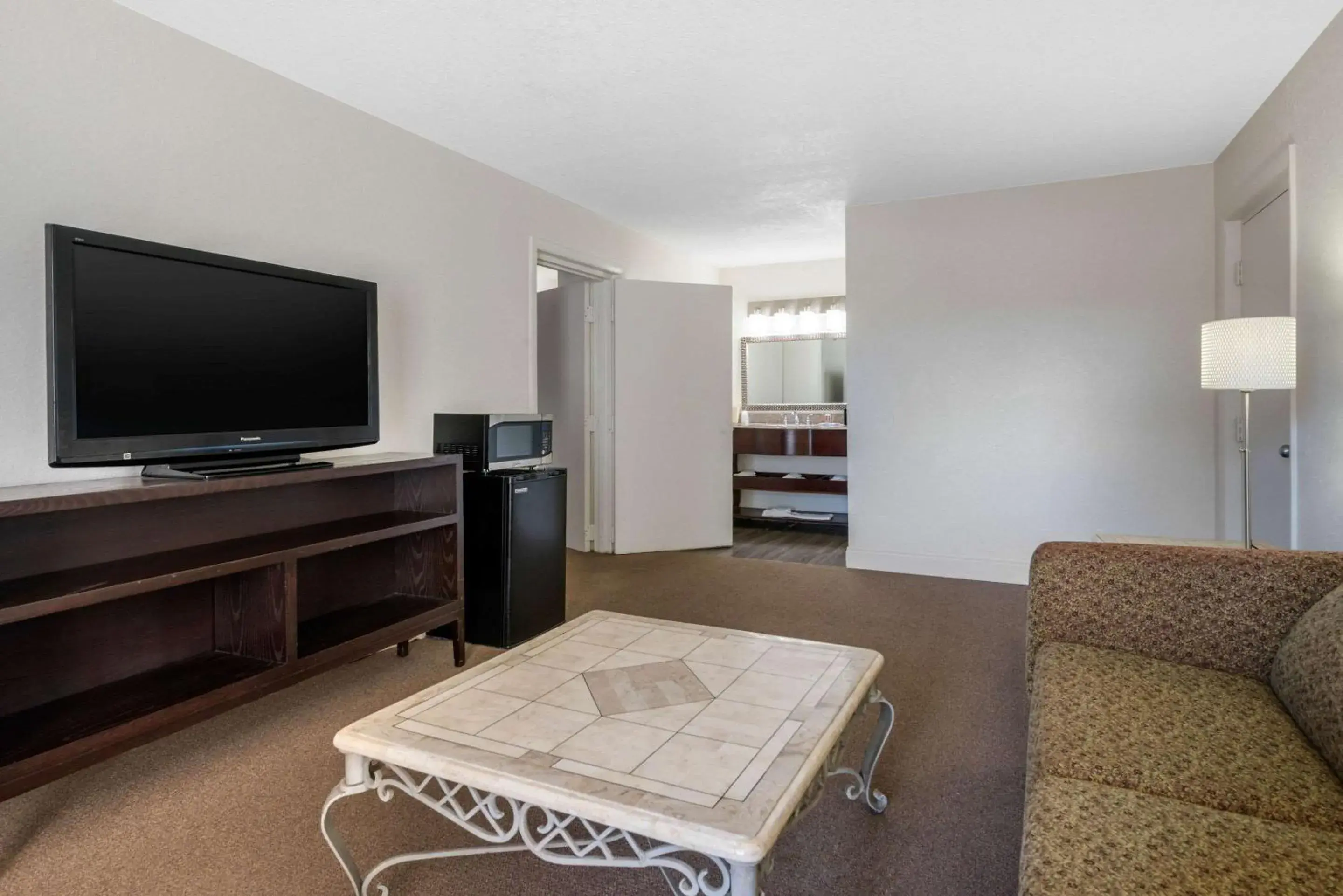 Bedroom, TV/Entertainment Center in Econo Lodge at Raymond James Stadium