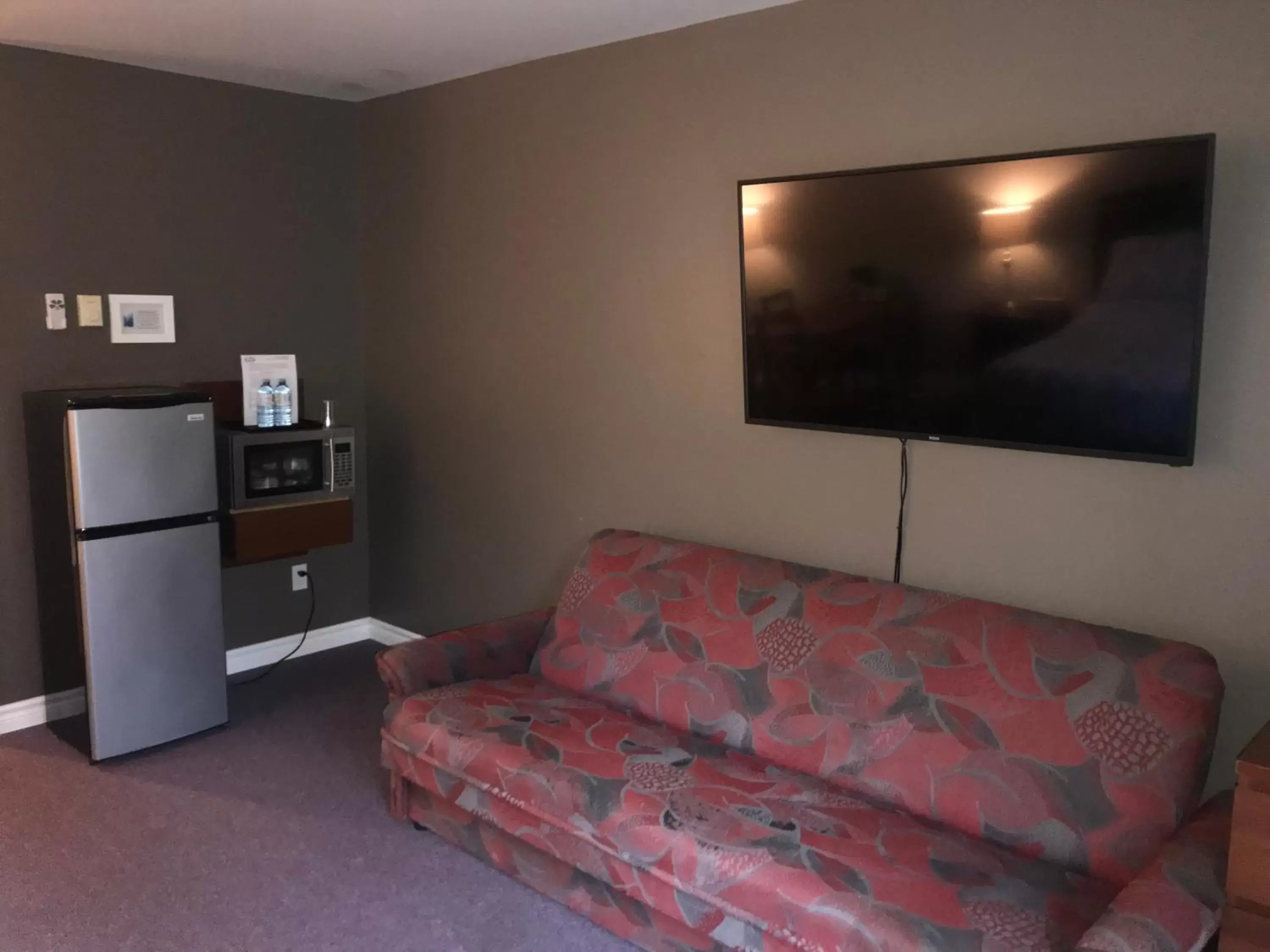 Bed, Seating Area in Hush Lodge and Cottages