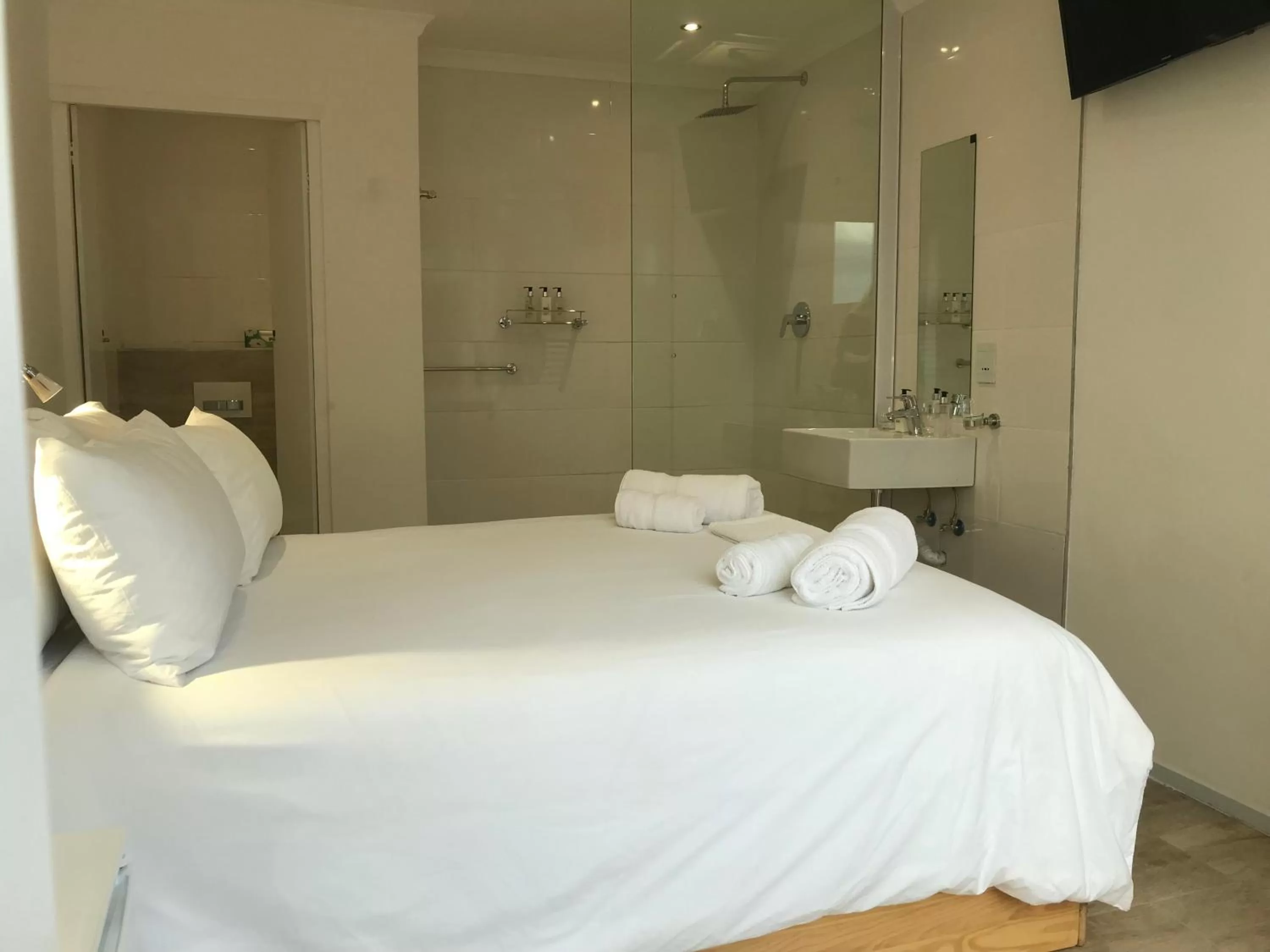 Photo of the whole room, Bed in theLAB Robertson