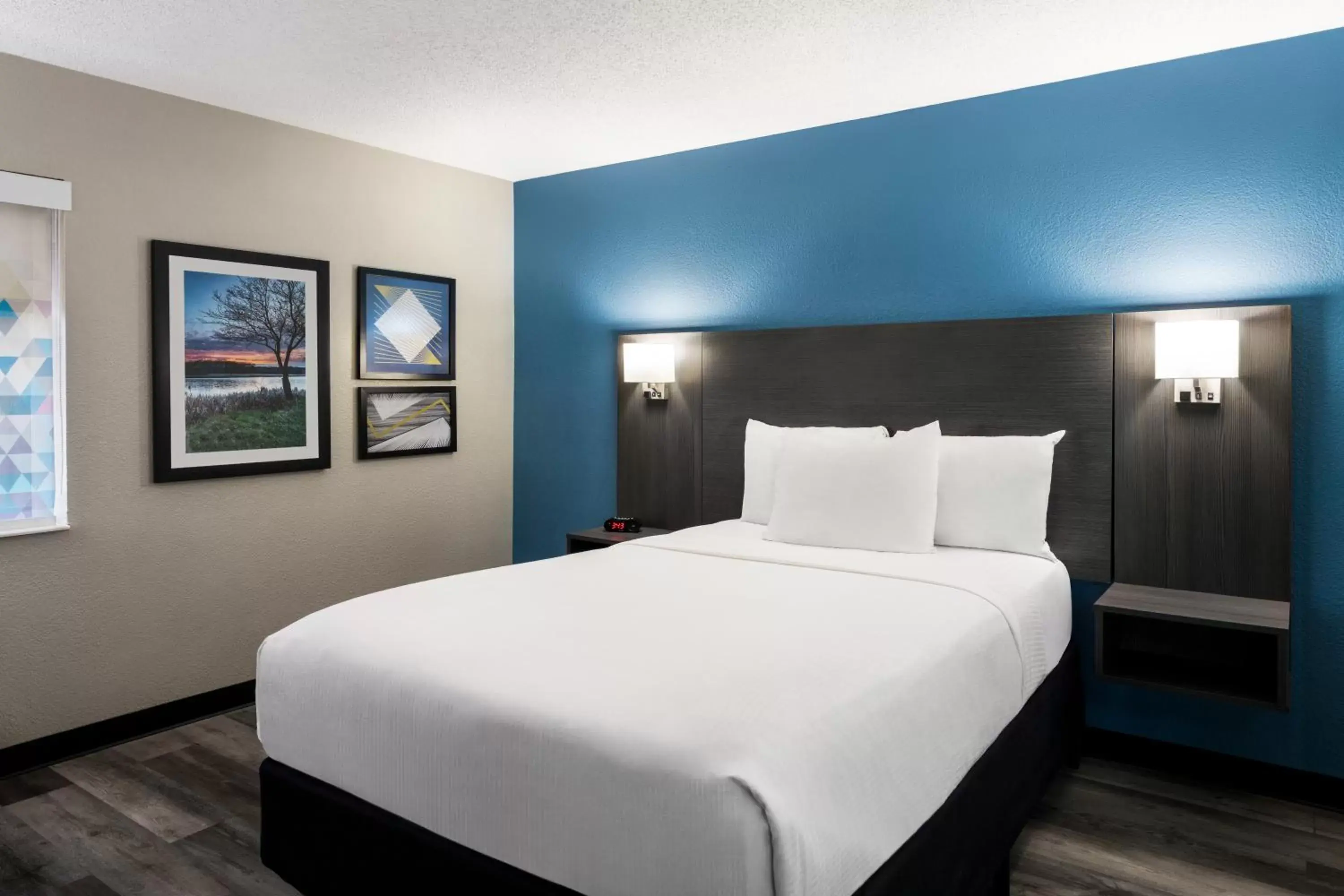 Bed in La Quinta by Wyndham Chicago Tinley Park