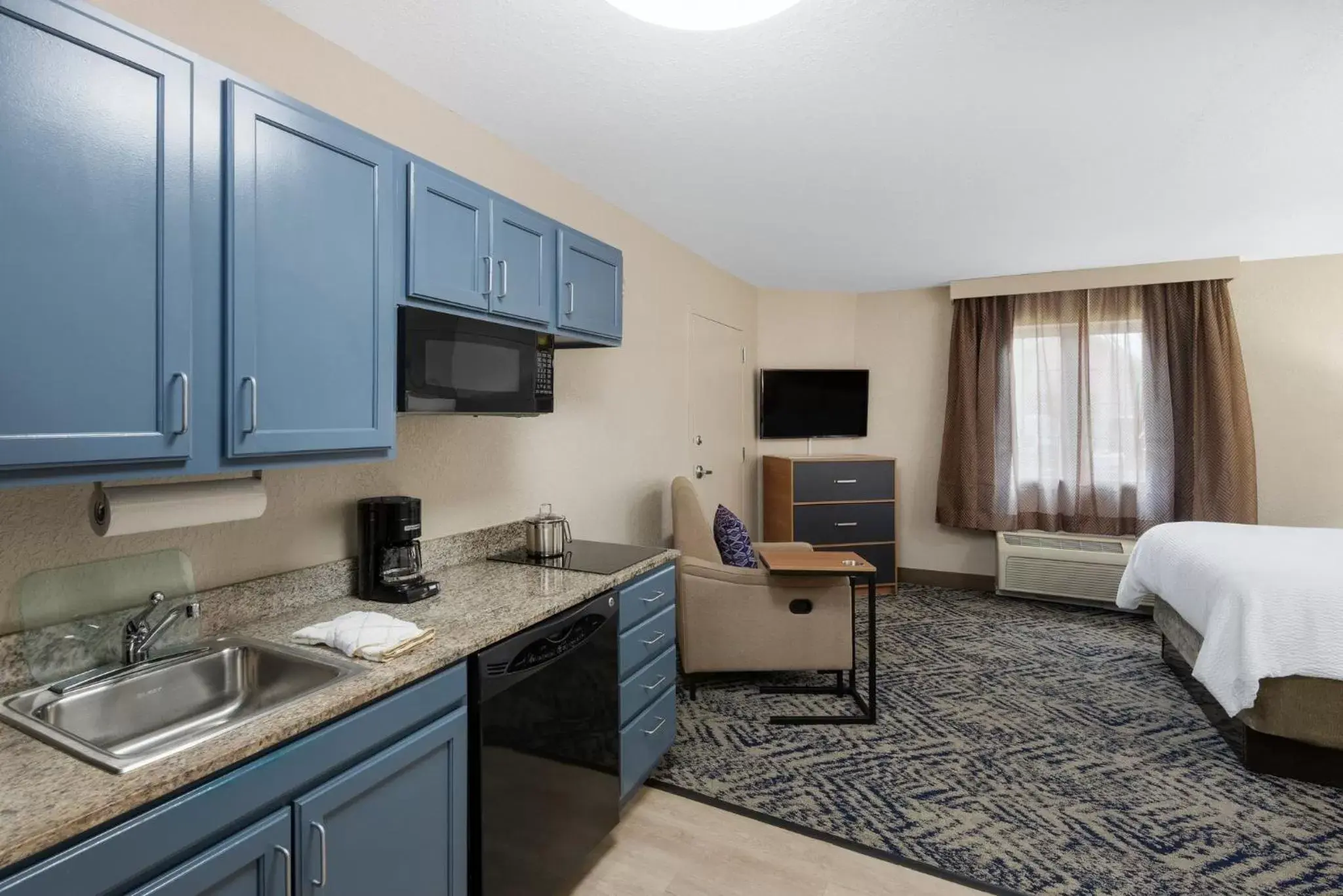 Photo of the whole room, Kitchen/Kitchenette in Candlewood Suites Chesapeake-Suffolk, an IHG Hotel