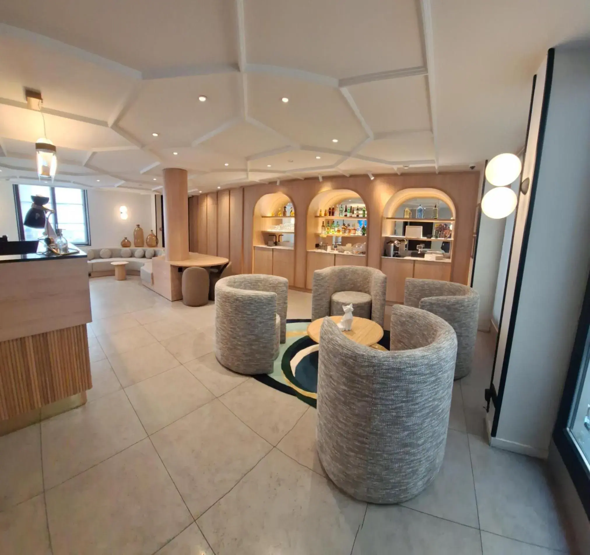 Living room, Lobby/Reception in Mercure Paris Arc De Triomphe Wagram Hotel