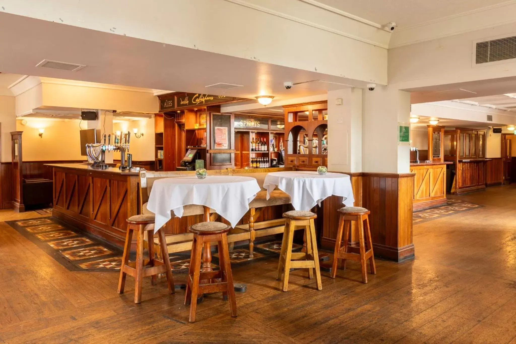 Lounge or bar in Holiday Inn Cardiff City Centre by IHG Lounge or bar in Holiday Inn Cardiff City Centre by IHG