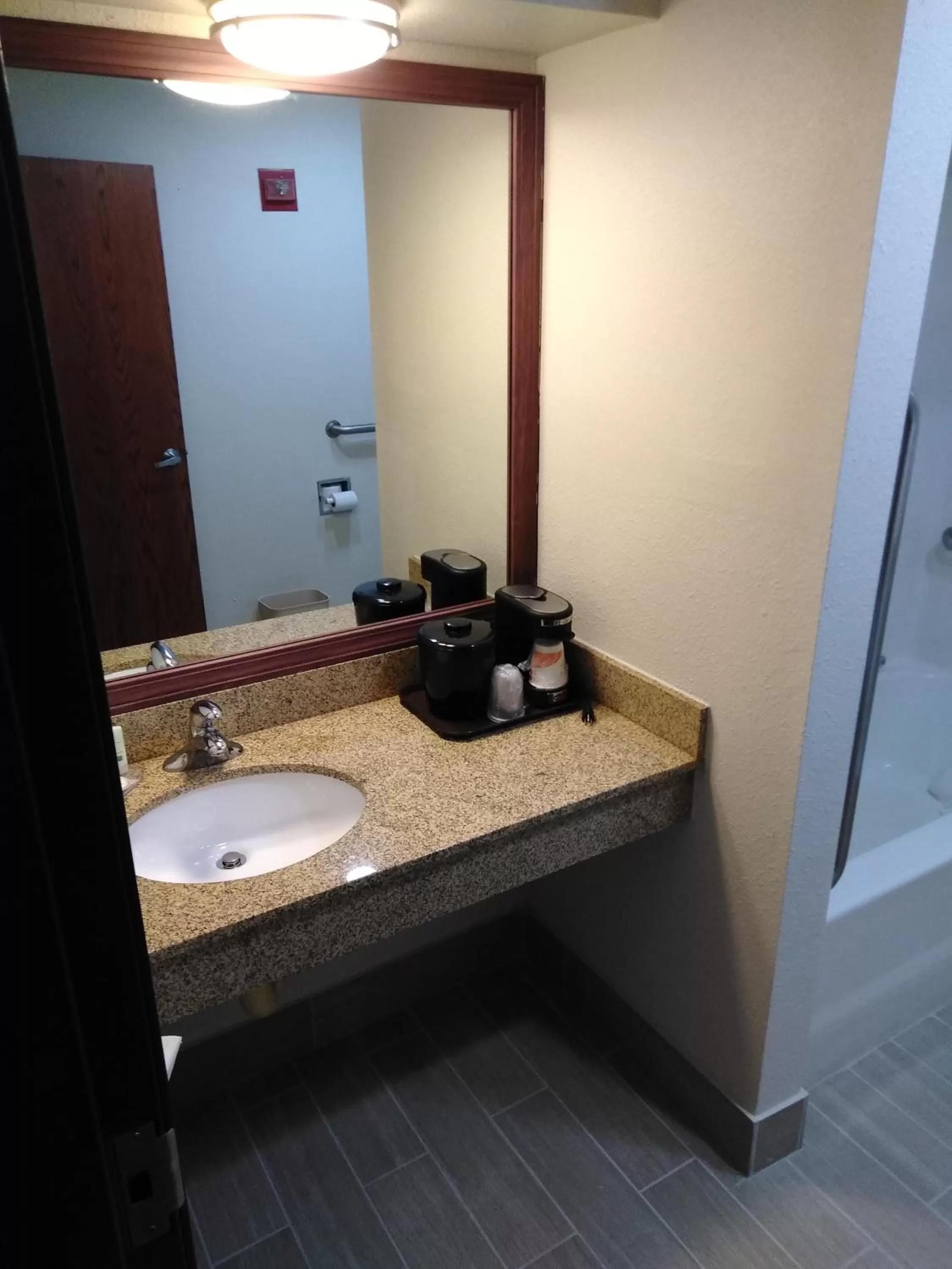 Bathroom in Quality Inn & Suites Mount Vernon