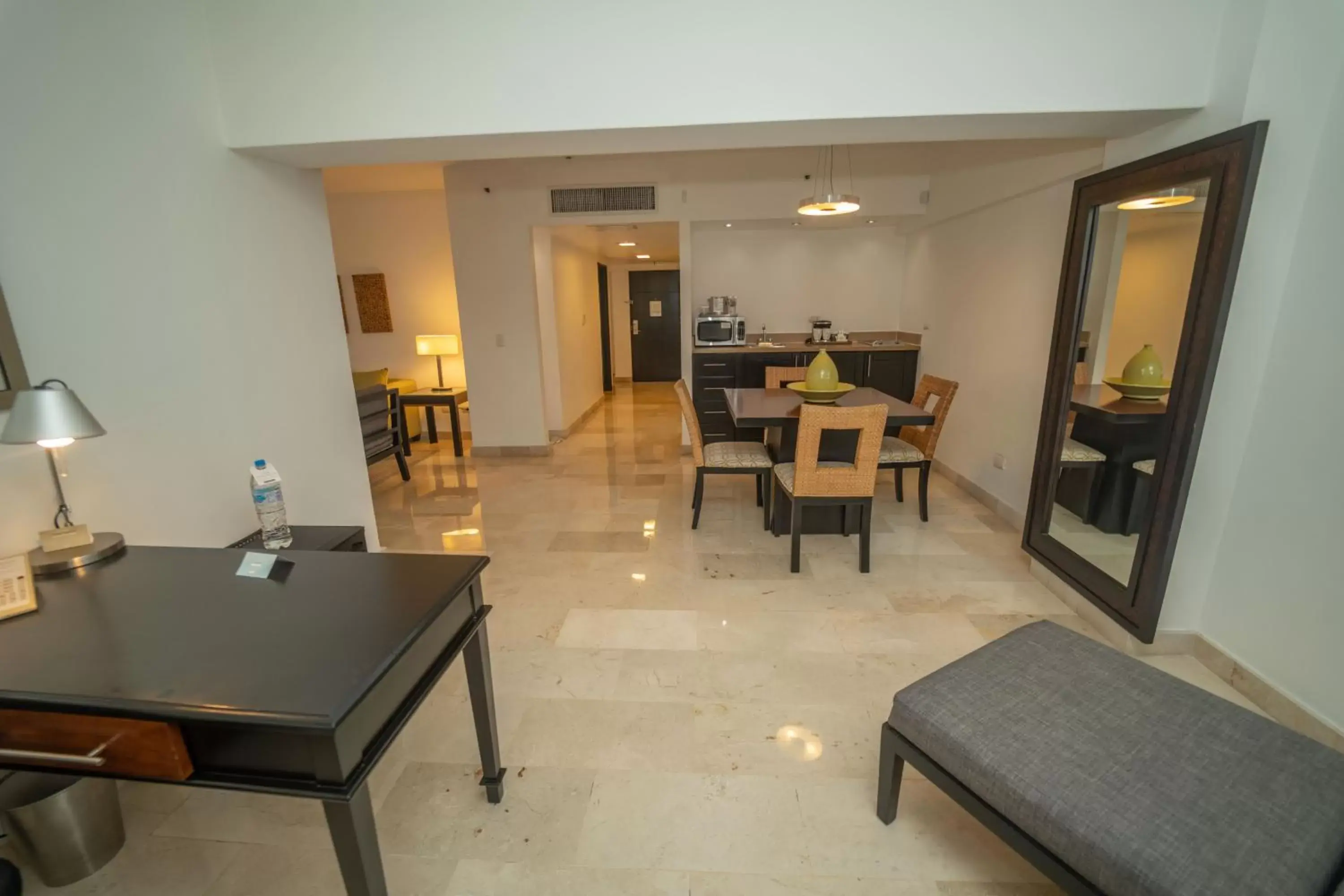 Kitchen or kitchenette, Dining Area in Radisson Hotel Santo Domingo