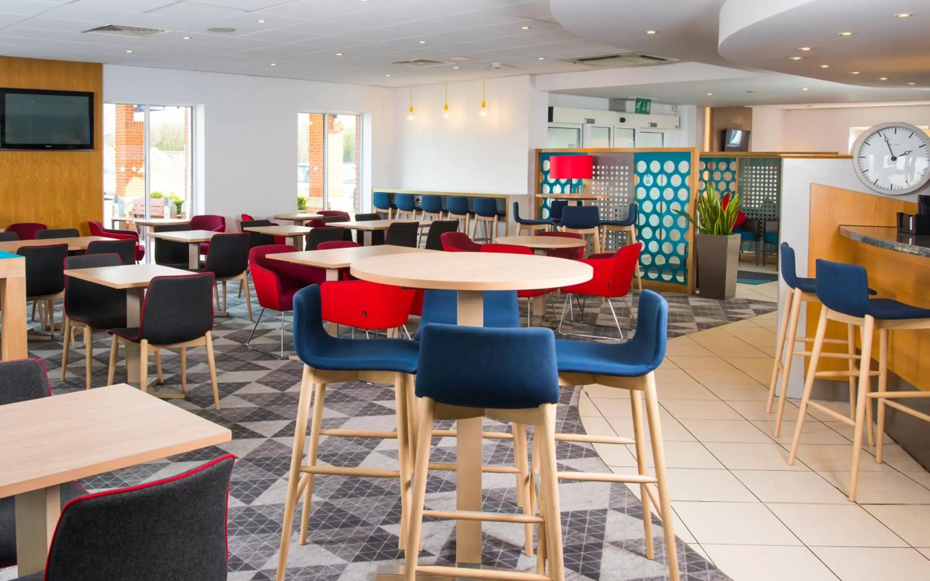 Lounge or bar, Restaurant/Places to Eat in Holiday Inn Express Southampton West, an IHG Hotel