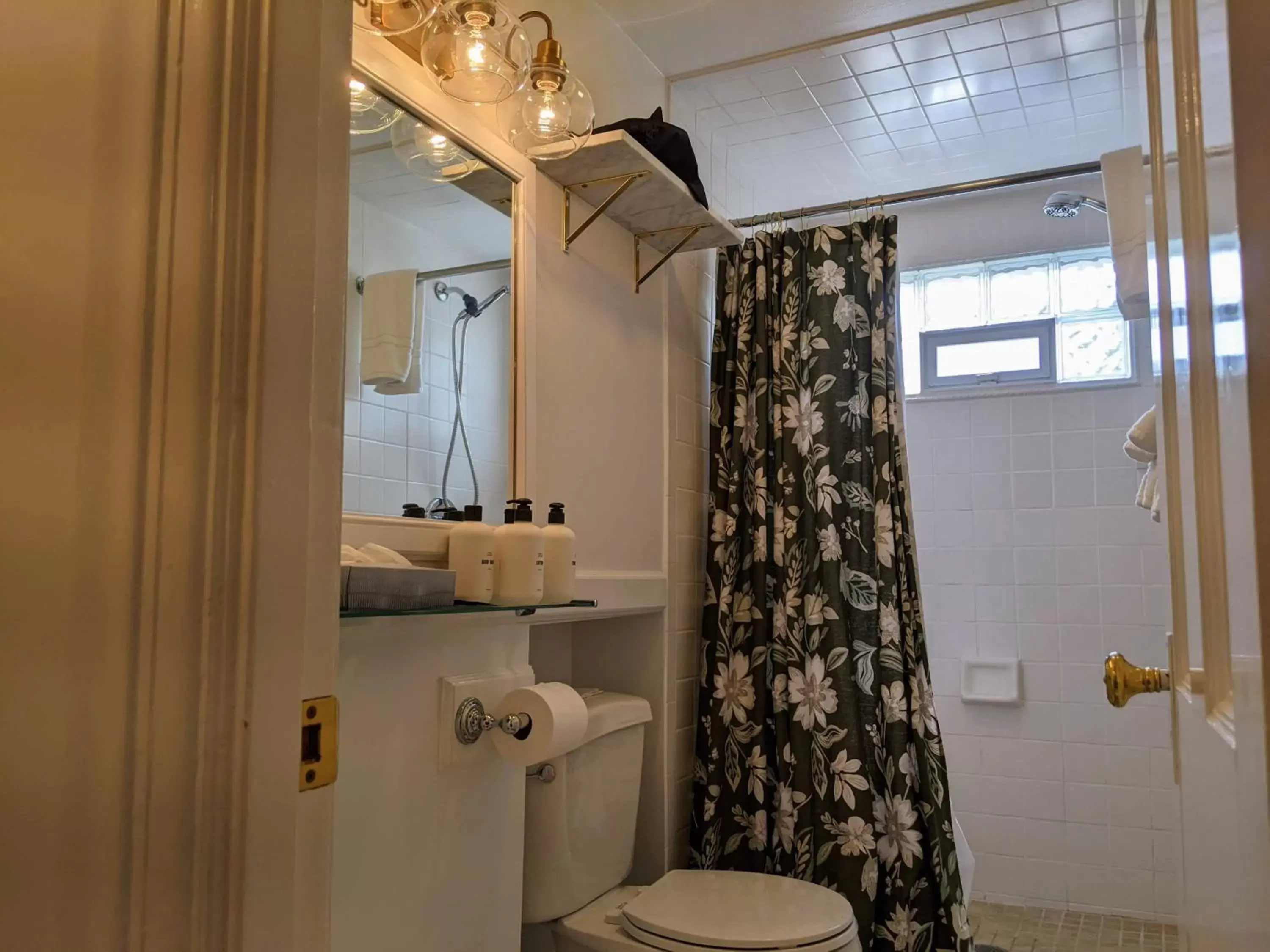 Shower, Bathroom in Stanton House Inn