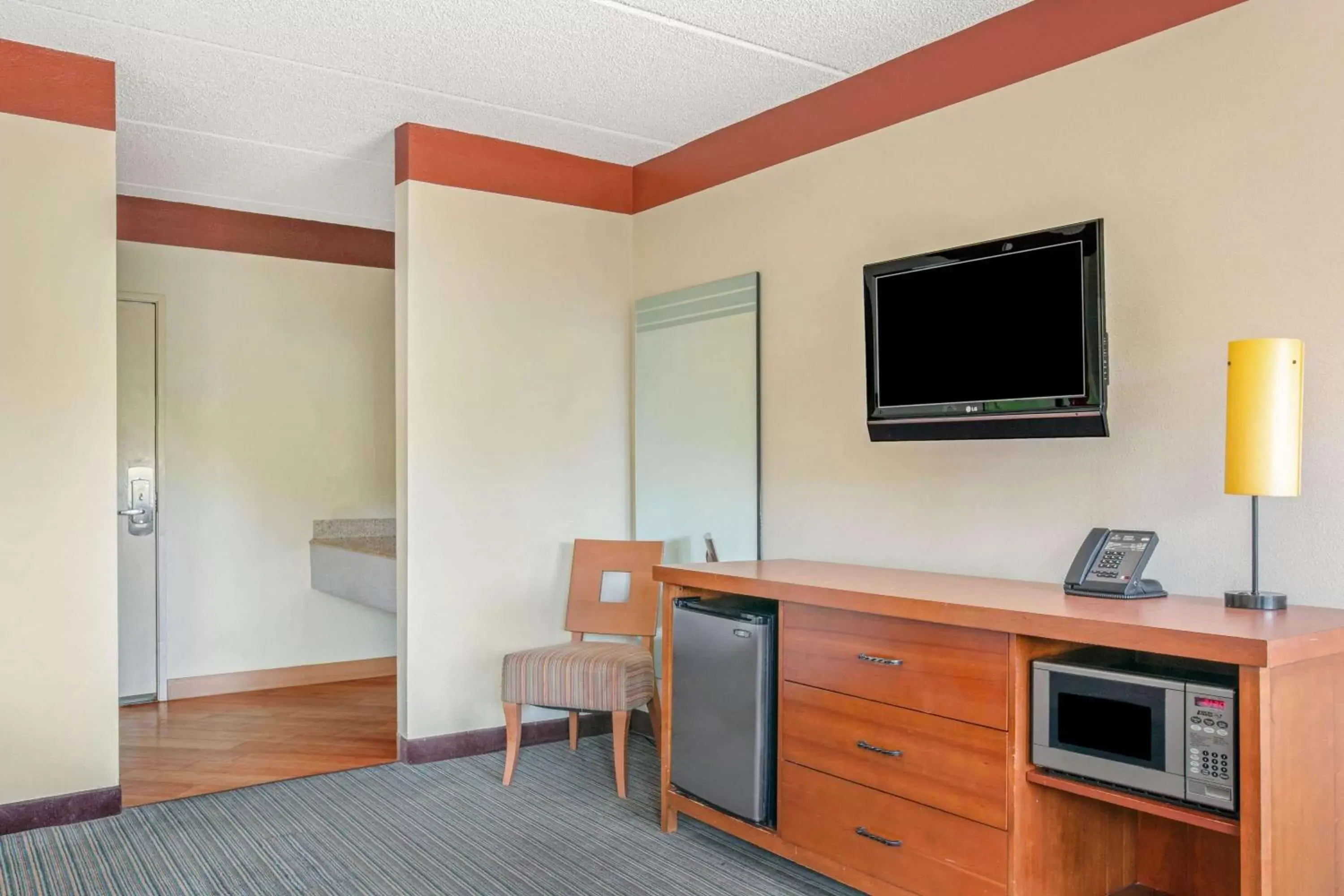 Photo of the whole room, TV/Entertainment Center in La Quinta Inn & Suites by Wyndham Miami Cutler Bay