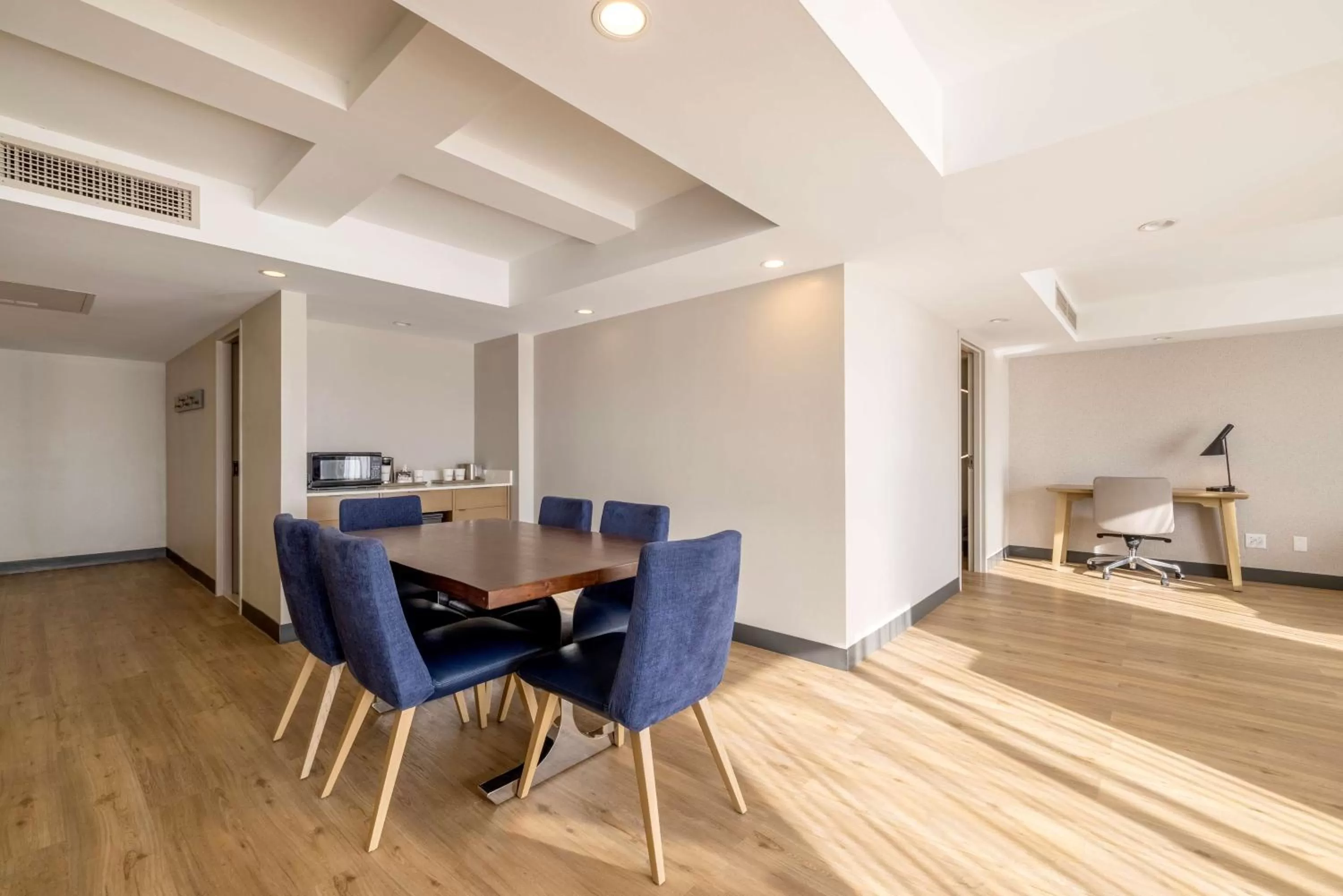 Living room in DoubleTree by Hilton Davenport