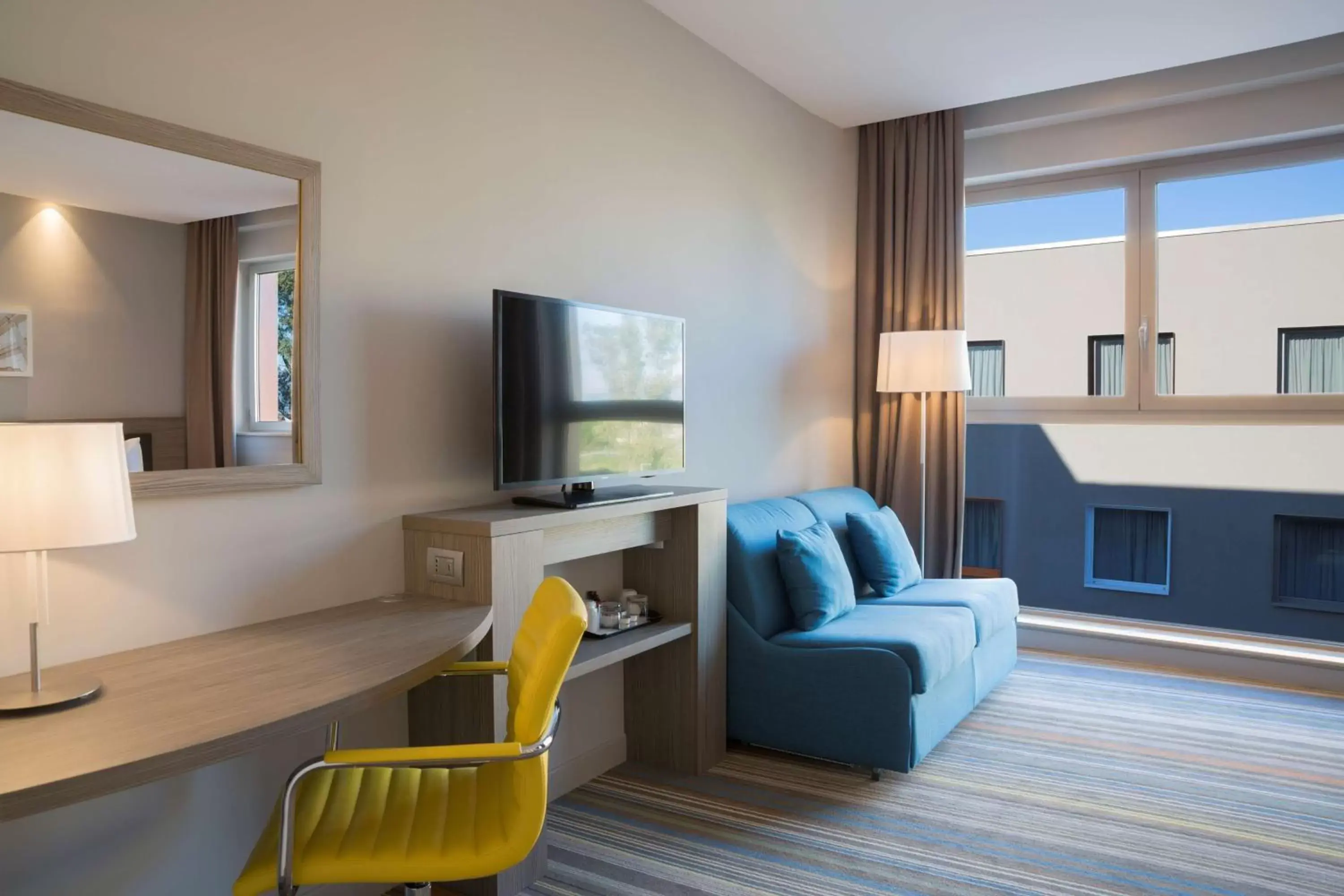 Bedroom, TV/Entertainment Center in Hampton By Hilton Rome East