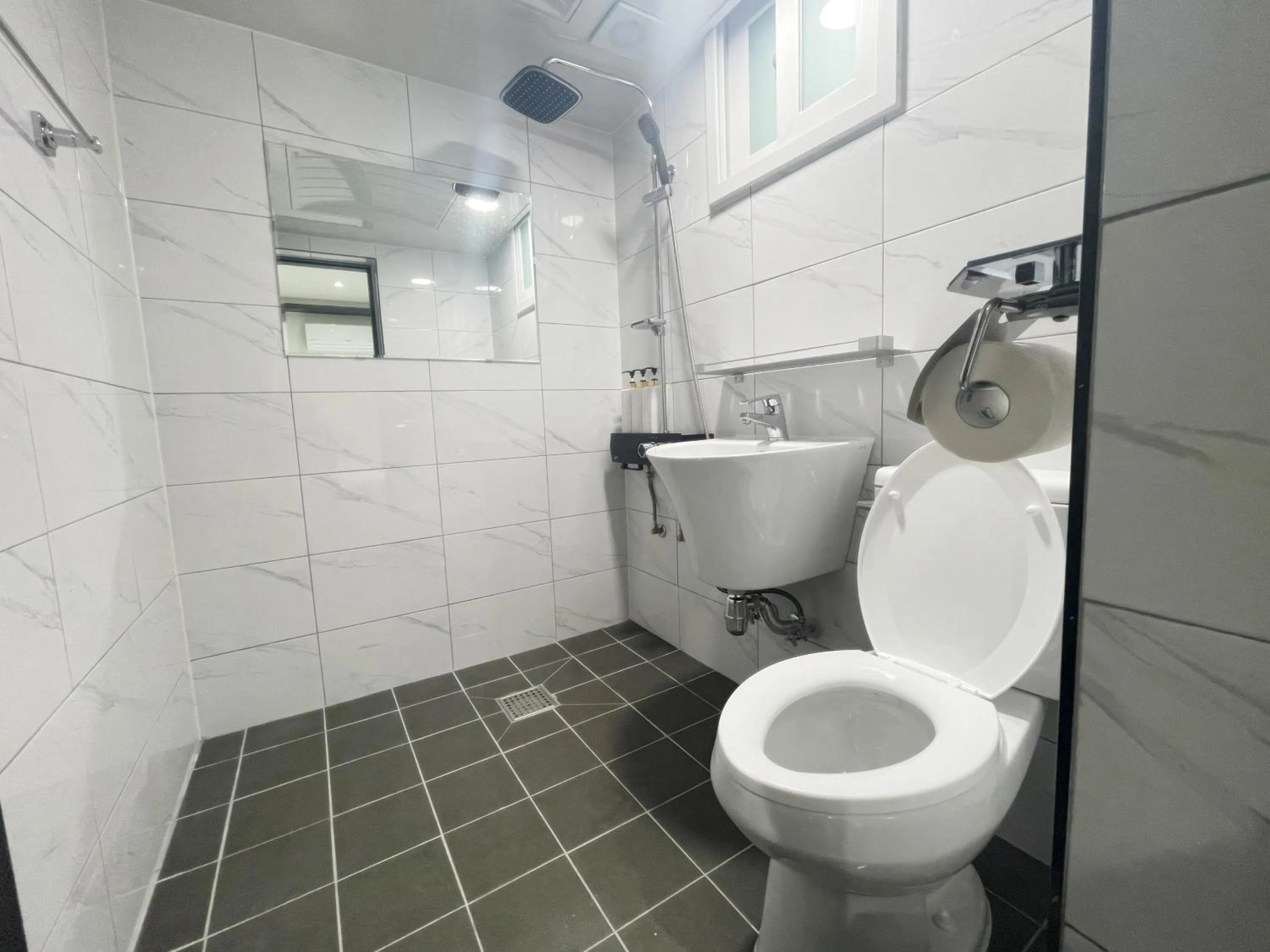 Toilet in The Road Hotel