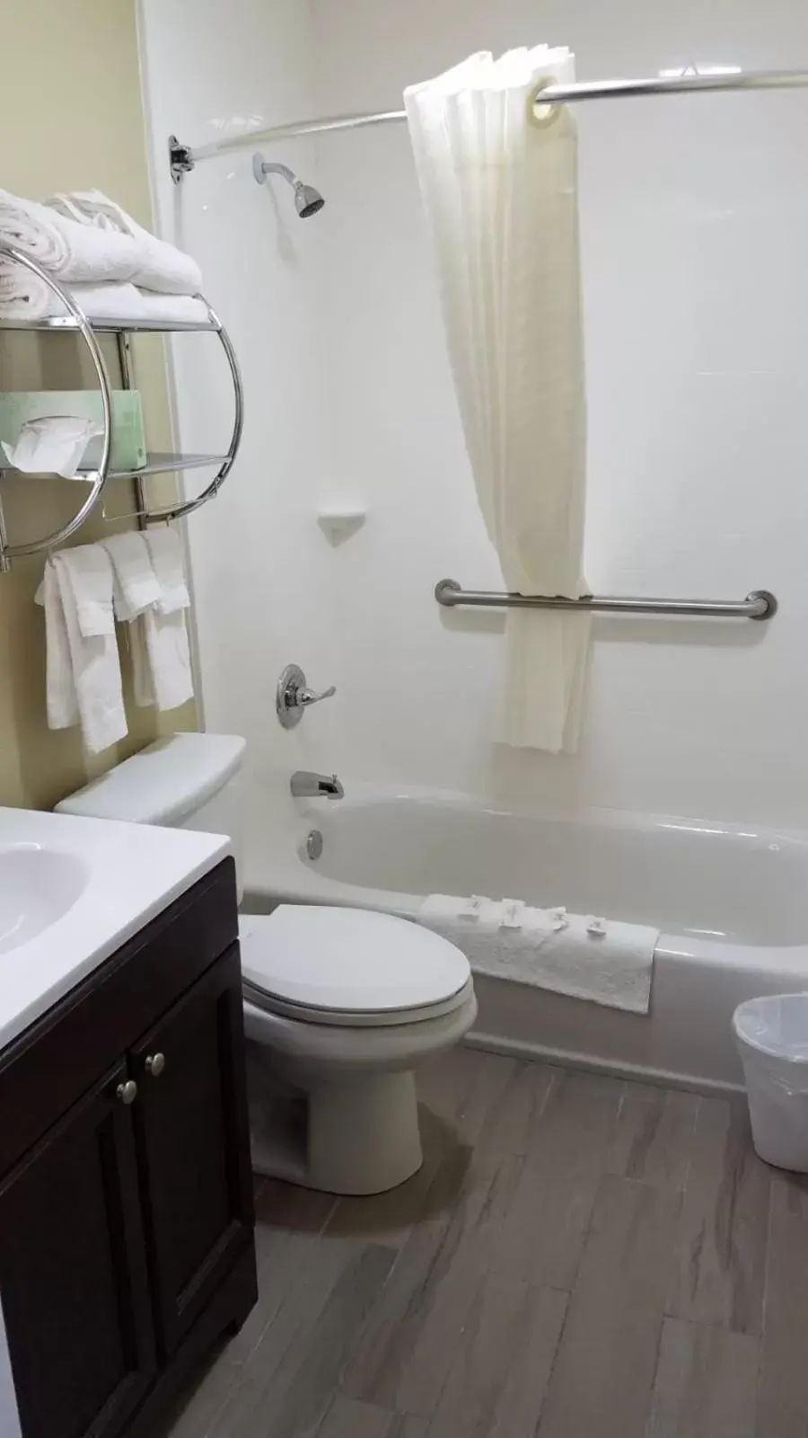 Toilet, Bathroom in DuPont Suites - Louisville - St. Matthews