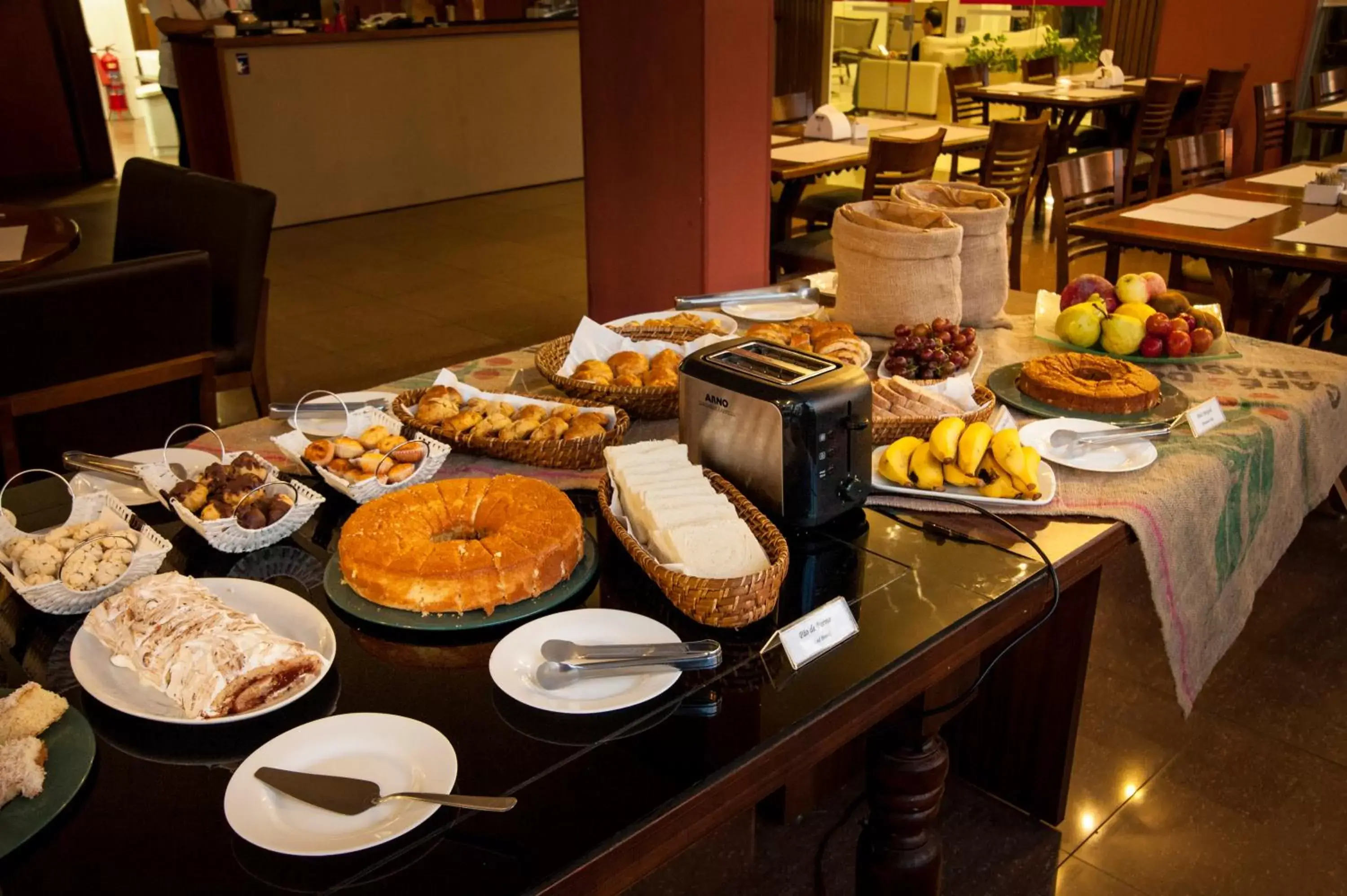 Buffet breakfast in Tryp by Wyndham Varginha Cafe Royal