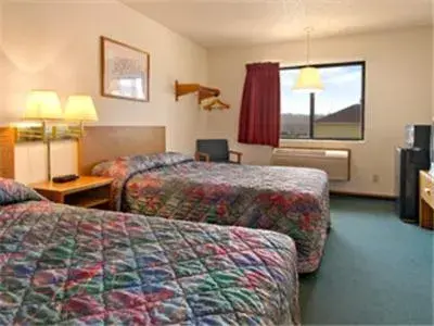 Photo of the whole room, Bed in Super 8 by Wyndham Batesville