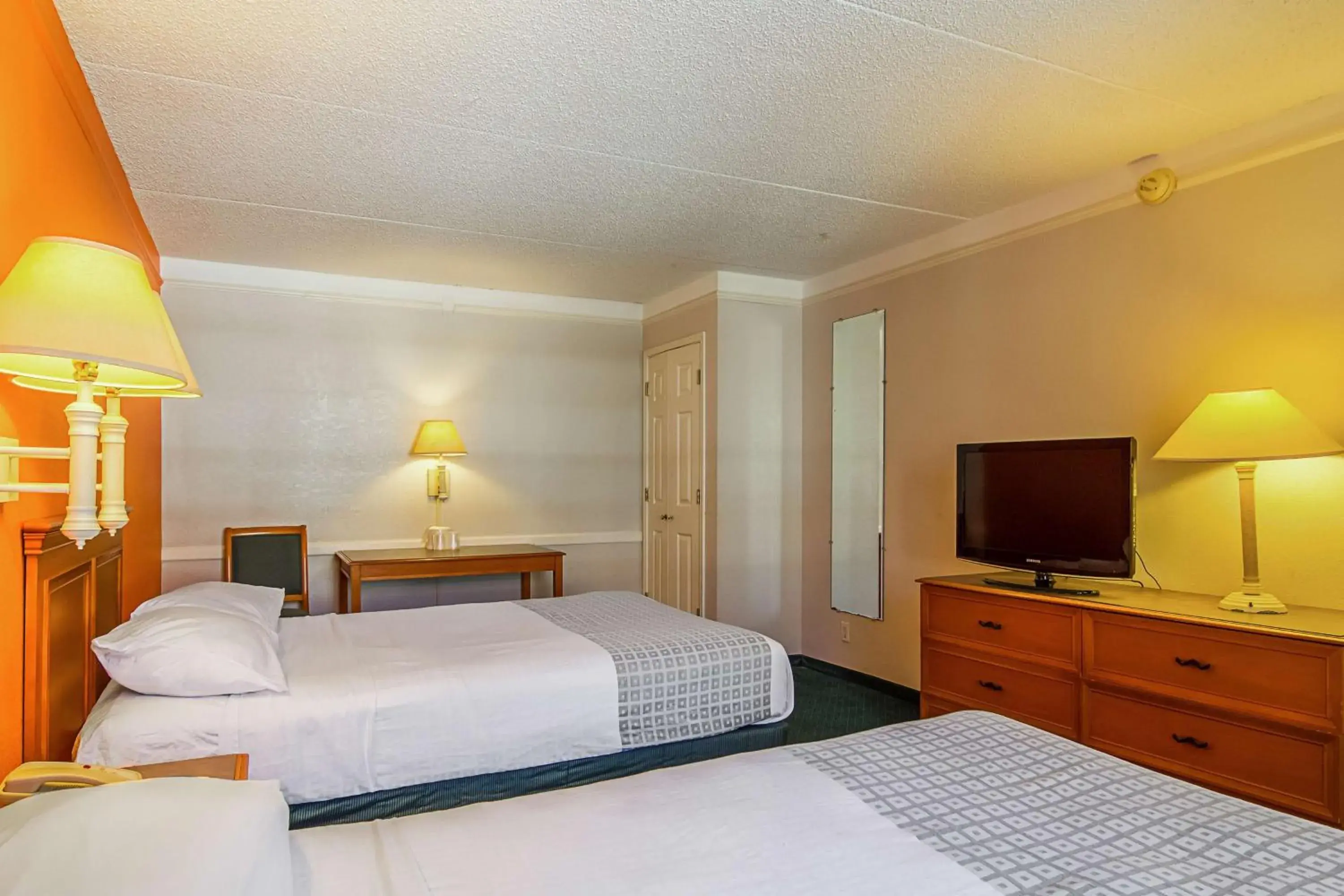 TV and multimedia, Bed in Stayable Suites Jacksonville North