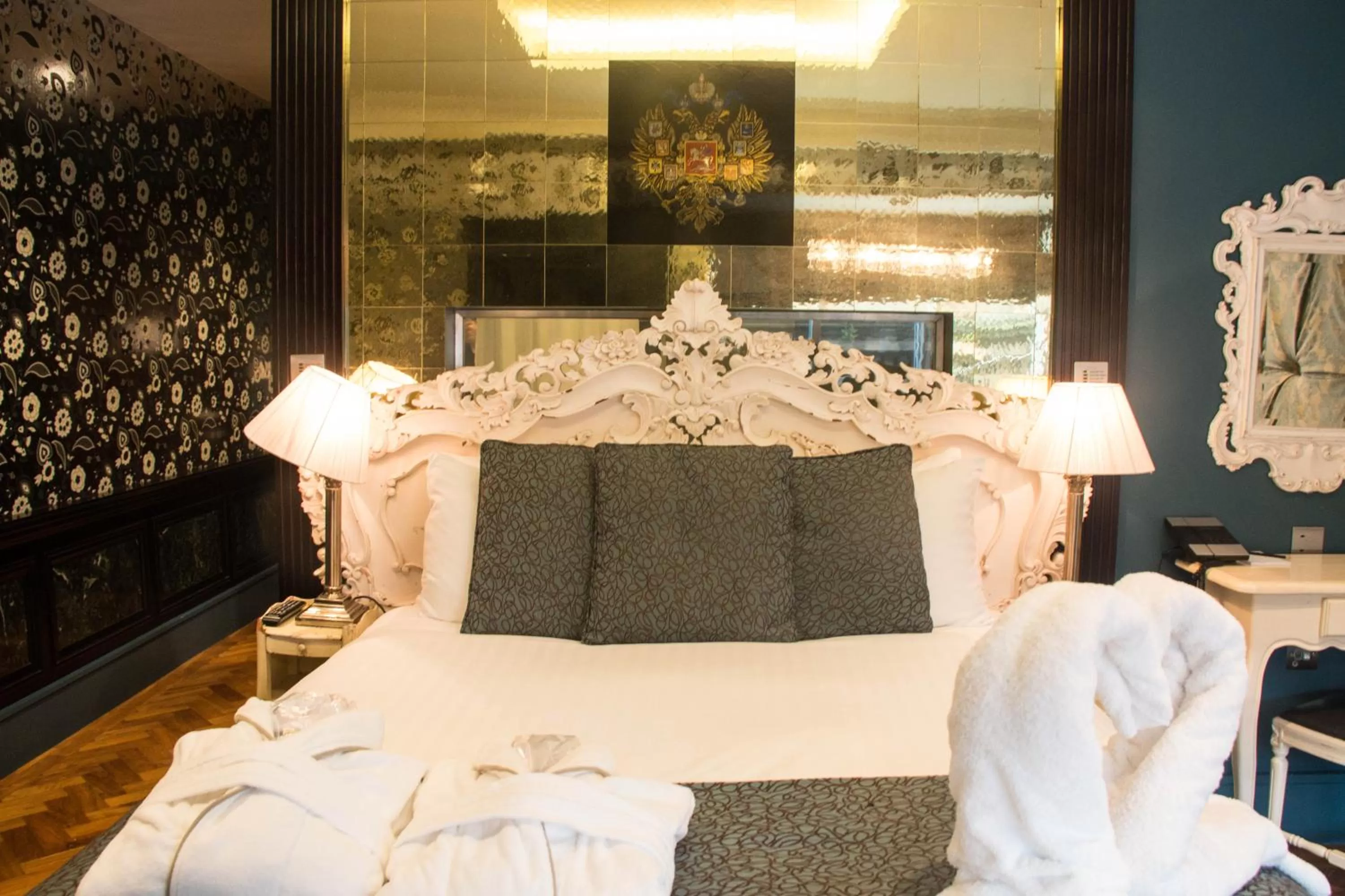 Bedroom, Bed in Le Monde Hotel