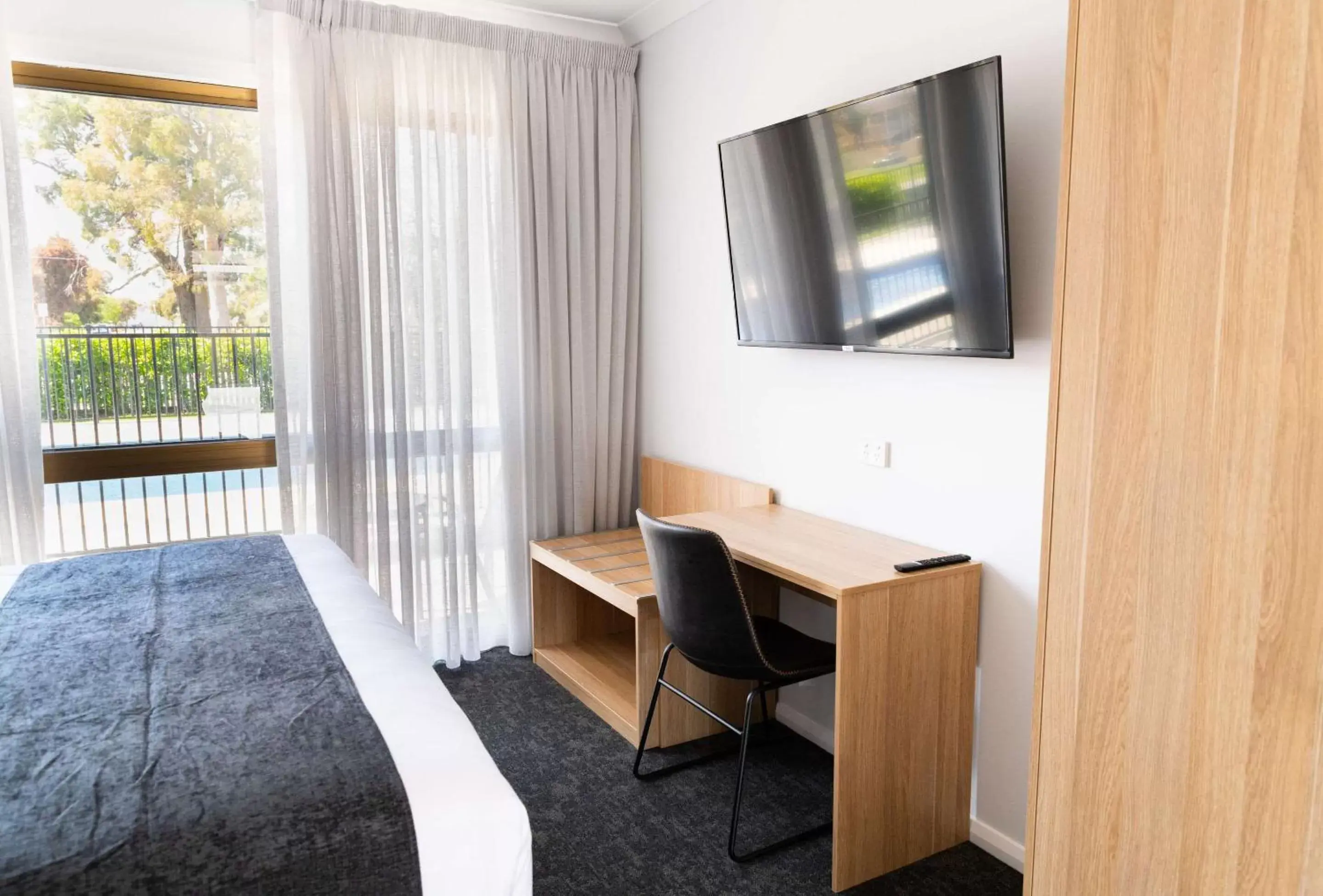 Bedroom, TV/Entertainment Center in Econo Lodge Mildura