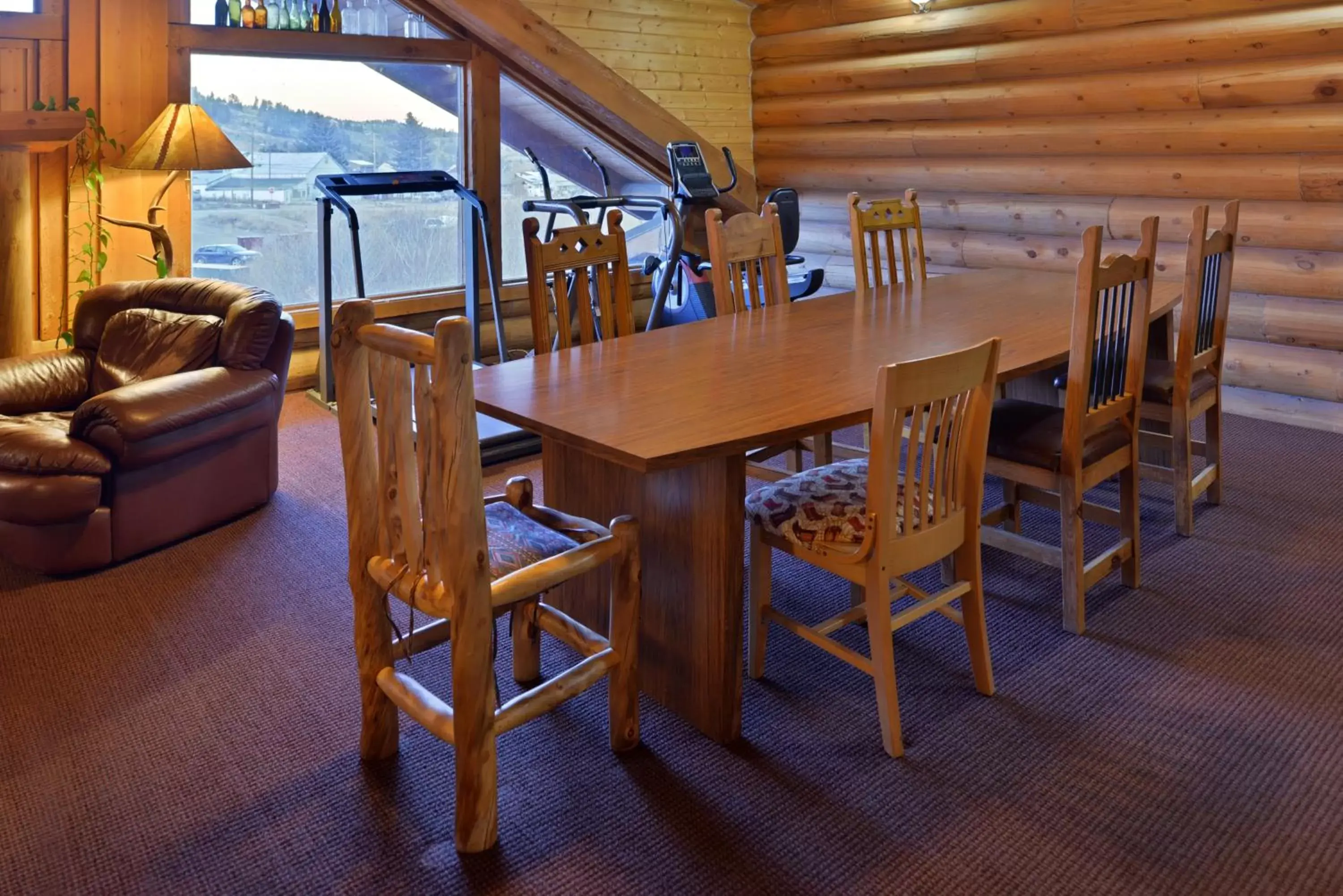 Dining area in The Boulder Creek Lodge