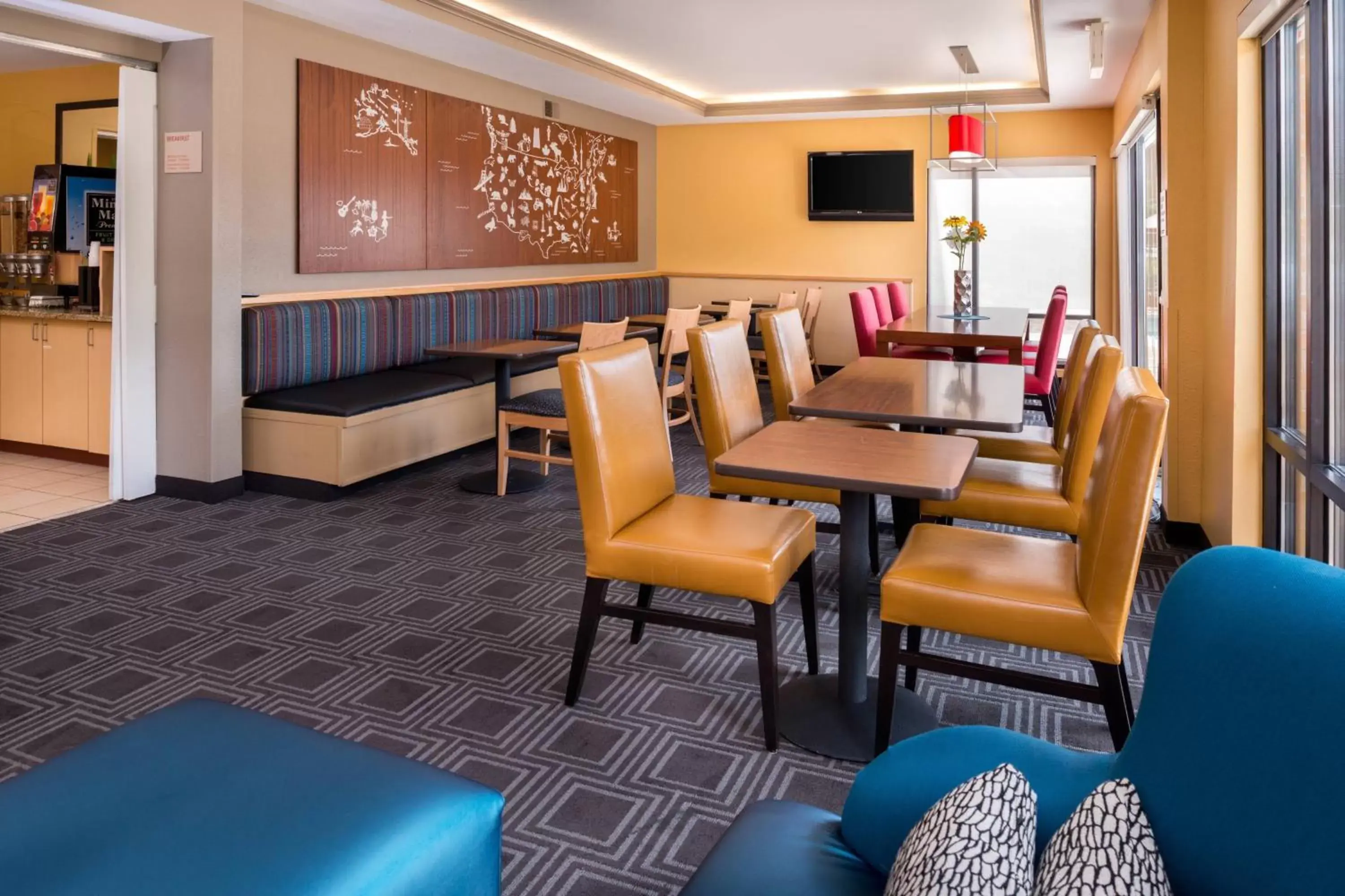 Restaurant/places to eat, Lounge/Bar in TownePlace Suites Huntington