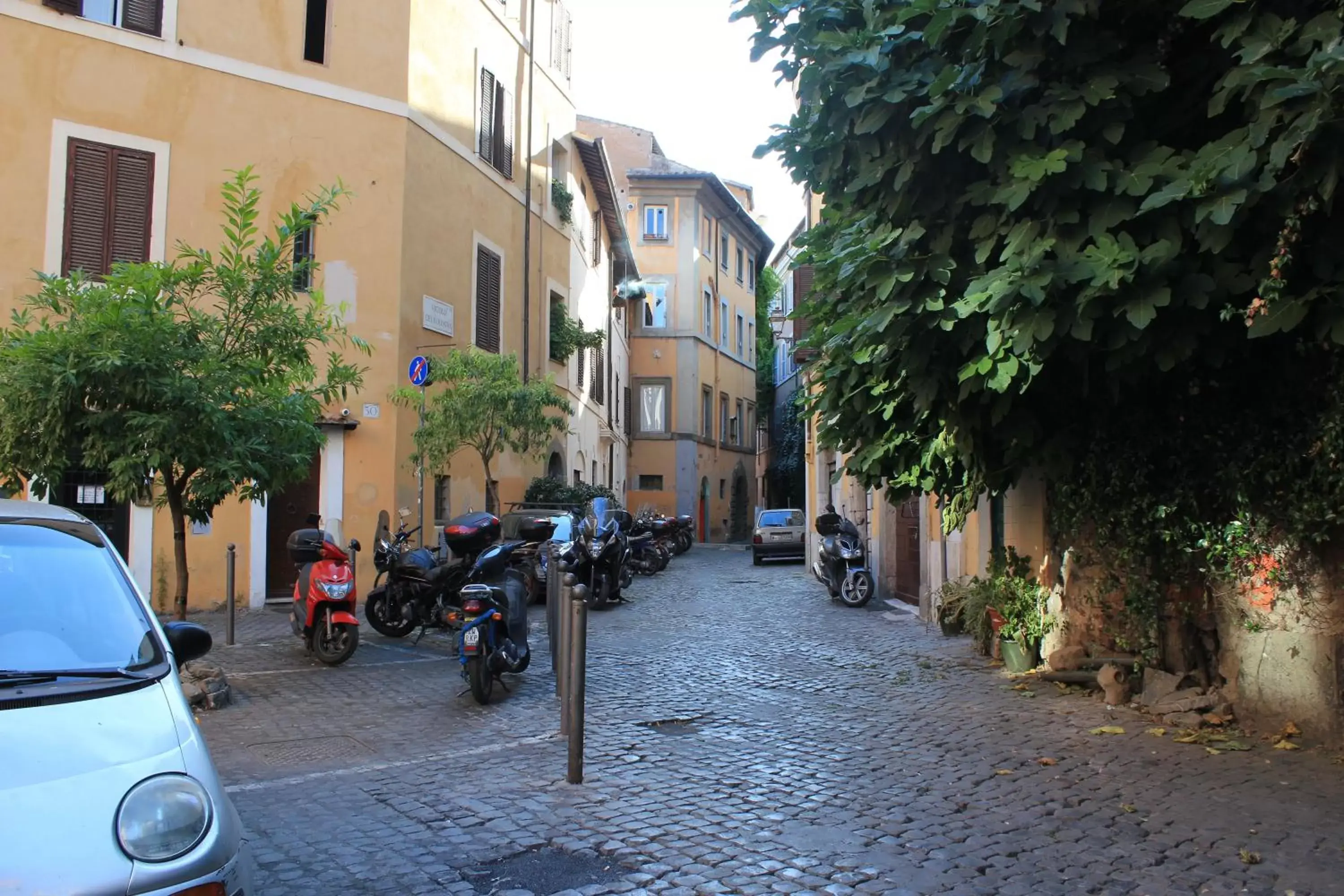 Facade/entrance in B&B Ventisei Scalini A Trastevere Facade/entrance in B&B Ventisei Scalini A Trastevere