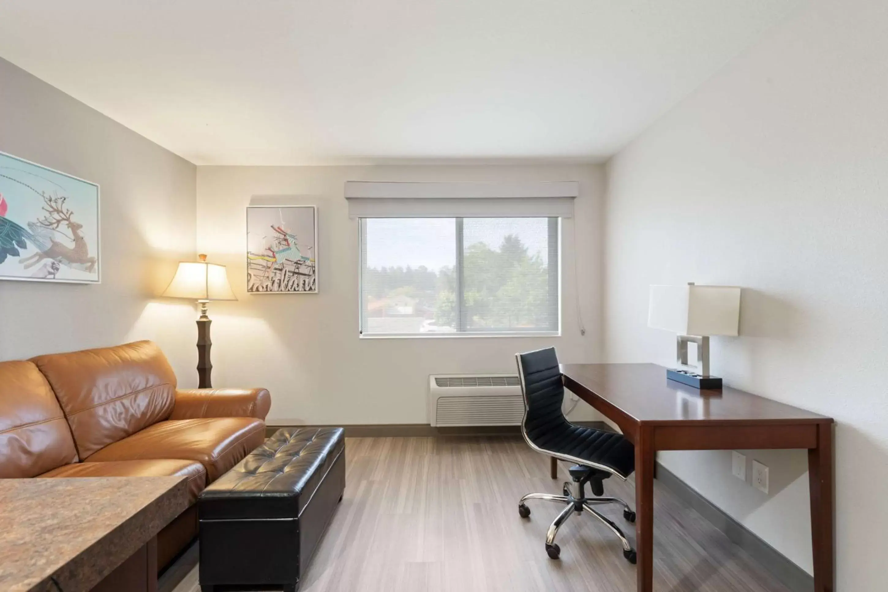 Bedroom, Seating Area in Best Western Lake Oswego Hotel & Suites