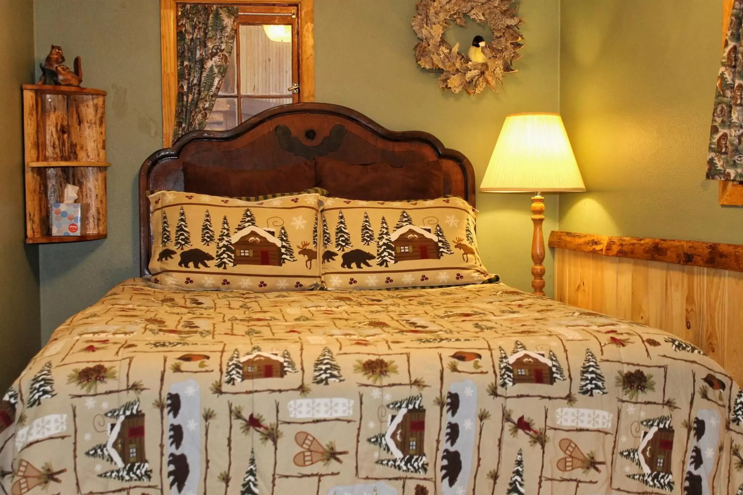 Bedroom, Bed in Pine Haven Resort