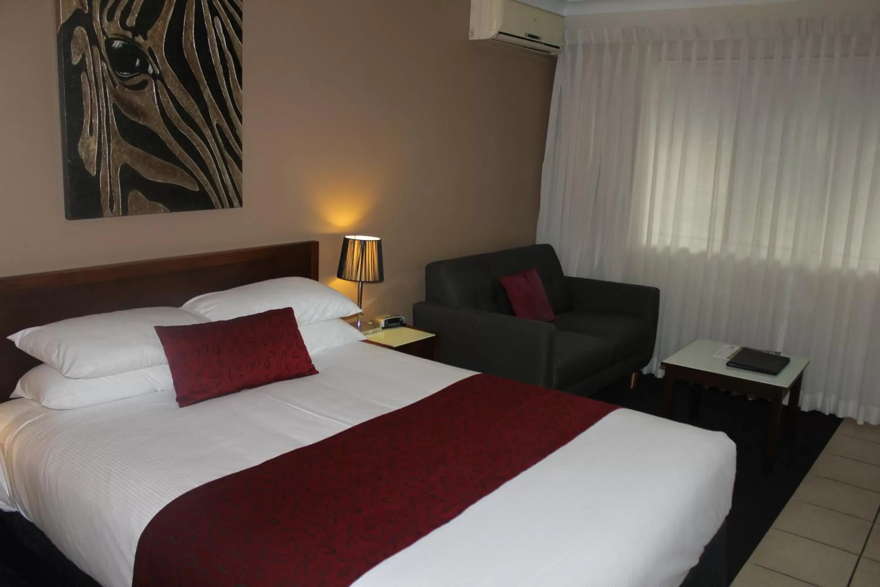 Photo of the whole room, Bed in Best Western Ipswich