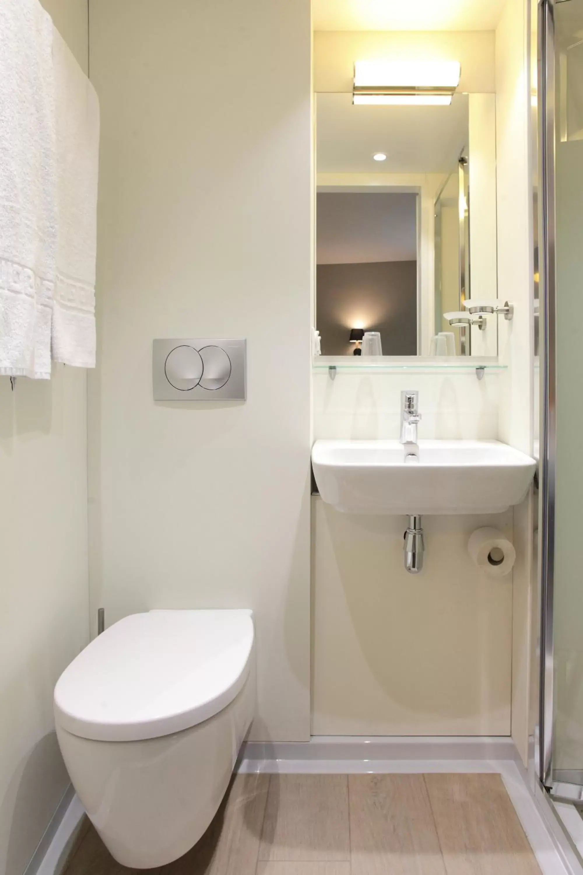 Shower, Bathroom in Hotel Reseda