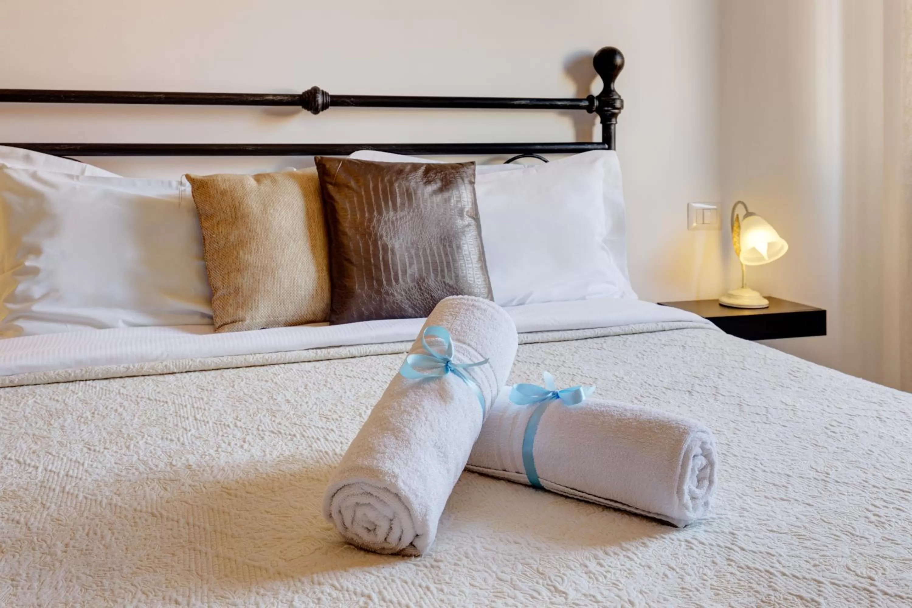 Photo of the whole room, Bed in Little Rhome Suites