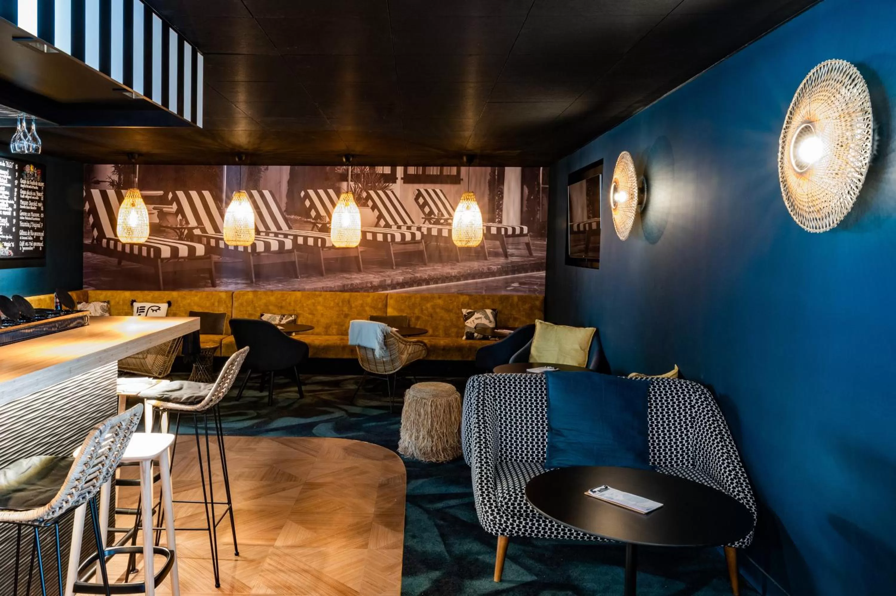 Lounge or bar in Novotel Lens Noyelles