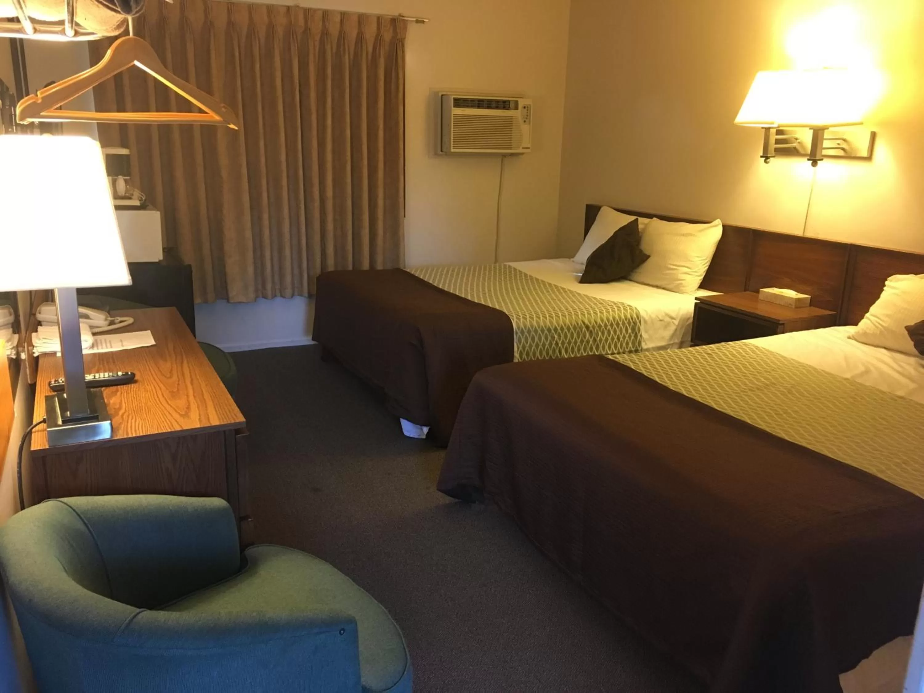 Family, Bed in Fuller Lake Chemainus Motel