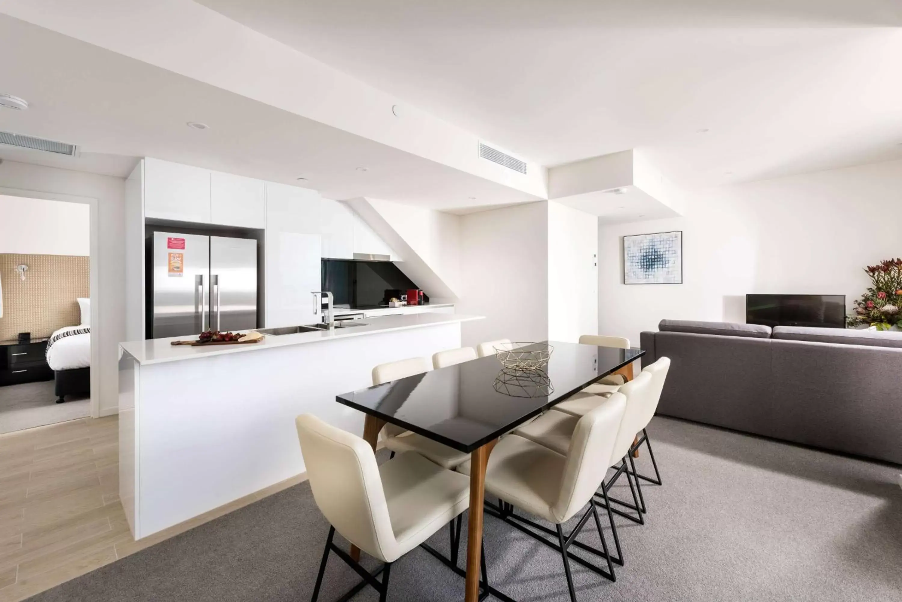 Photo of the whole room, Dining Area in Ramada by Wyndham VetroBlu Scarborough Beach