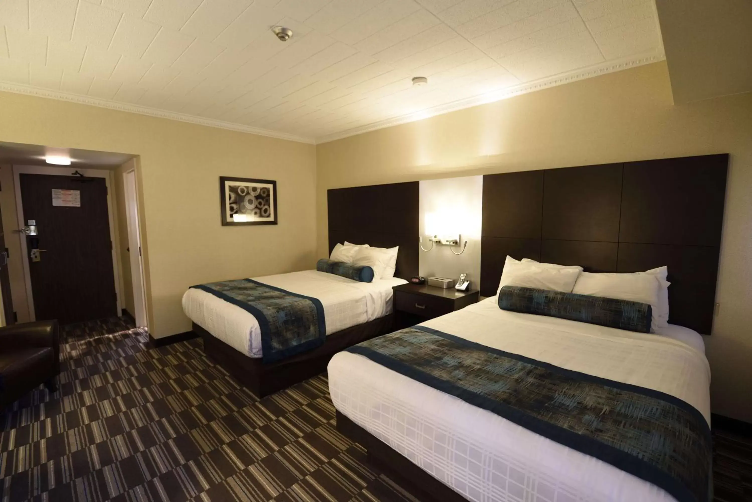 Photo of the whole room, Bed in Best Western Downtown Sudbury