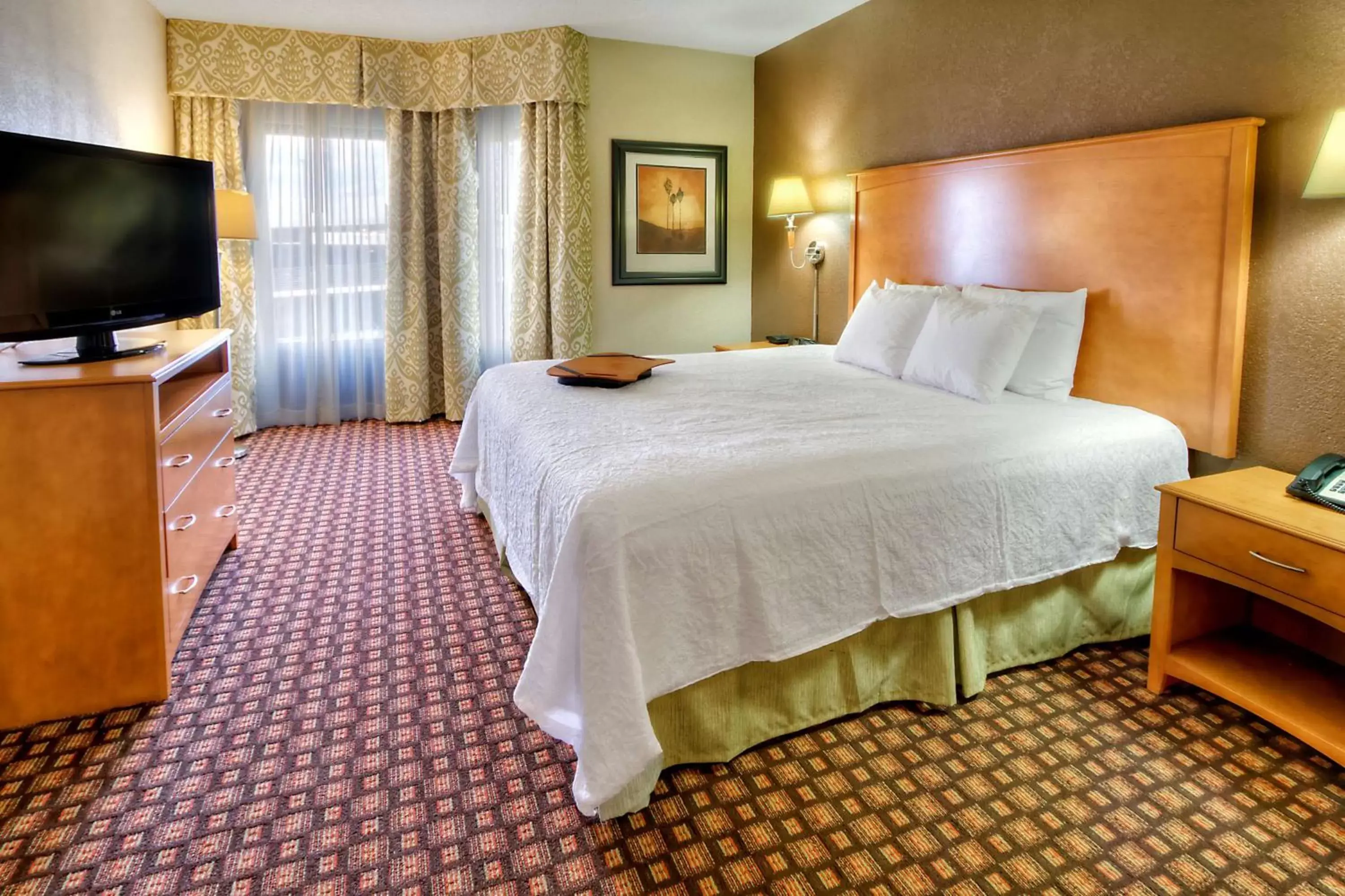 Bed in Hampton Inn & Suites Nashville-Vanderbilt-Elliston Place