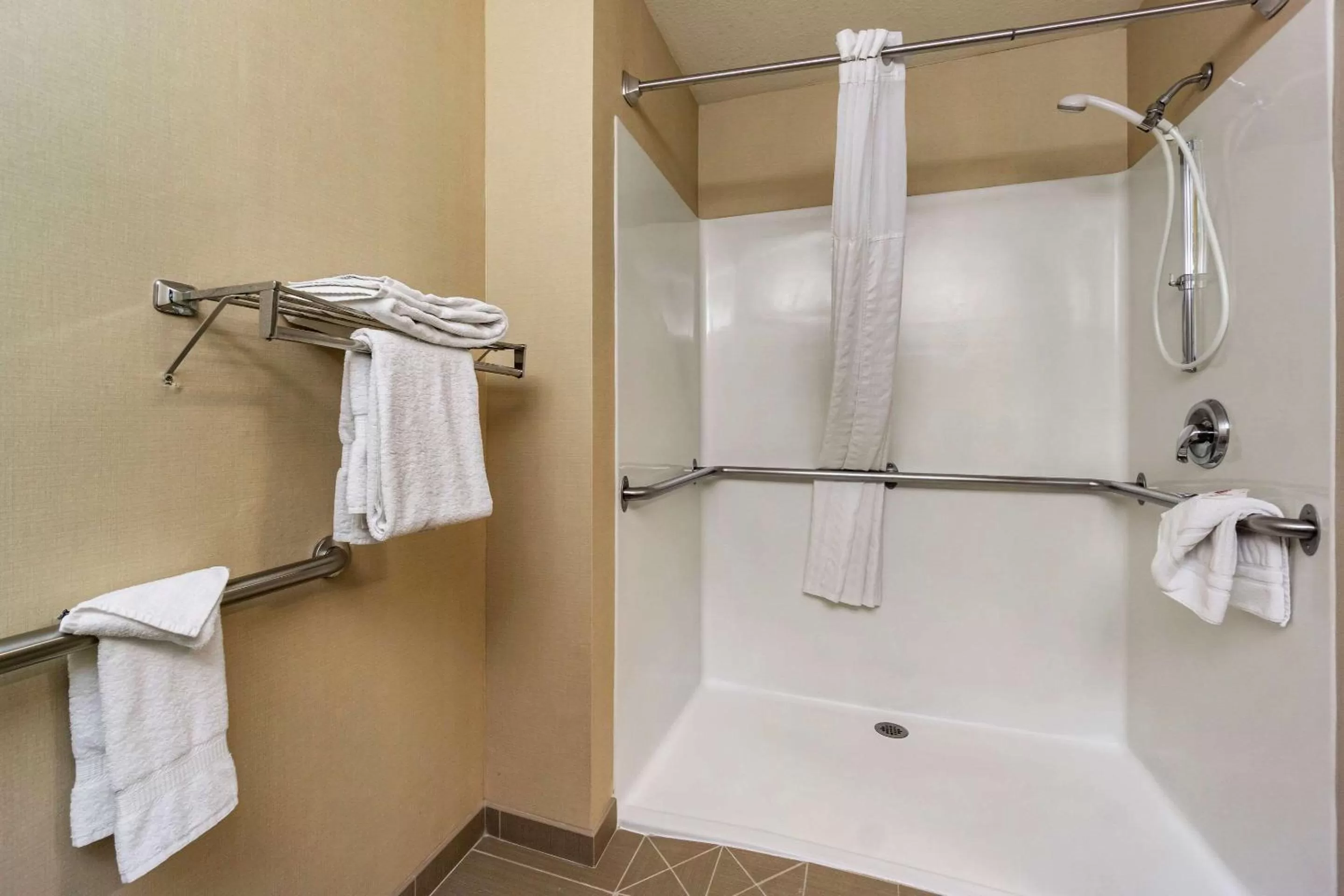Bathroom in Comfort Inn Kennewick Richland